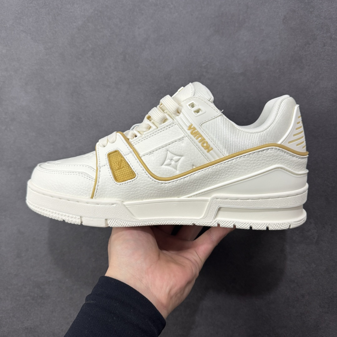 图片[2]-【纯原版】中国红礼盒 Louis Vuitton Trainer 路易威登LV 低帮 马年限定 白金色 驴牌圆头字母签名皮革低邦时尚板鞋运动鞋系列 采用圆头系带设计，简约大方，清新又不失奢华感，独特造型轻松吸引众人目光。鞋面由顶级材质精心打造，质感细腻柔软，彰显卓越品质；作为男装艺术总监Virgil Abloh的挚爱作品，LV Trainer运动鞋此次取材MonogramL压纹小牛皮，搭配点缀Monograma花卉的创新注胶外底。 原楦原纸版开模，鞋型立体饱满 零毛边、零溢胶、零线头瑕疵 细节与原版一致 区分市面通货 多层叠片＋电脑针车，针距密度一致 Monogram浮雕＋3D高频压纹 多密度发泡中底：支撑回弹媲美专柜 原装橡胶大底：含胶量高、纹路深、双拼接零偏差 ZP级原装包装：专柜款鞋盒＋防尘袋＋说明书 货号：AE5U3BM161N355 尺码：36 37 38 39 40 41 42 43 44 45-选品中心