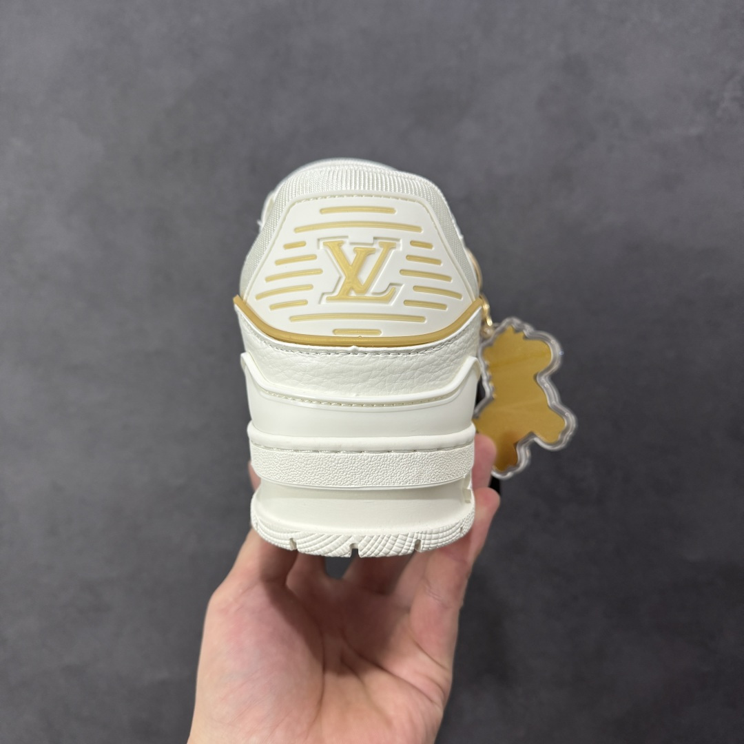 图片[4]-【纯原版】中国红礼盒 Louis Vuitton Trainer 路易威登LV 低帮 马年限定 白金色 驴牌圆头字母签名皮革低邦时尚板鞋运动鞋系列 采用圆头系带设计，简约大方，清新又不失奢华感，独特造型轻松吸引众人目光。鞋面由顶级材质精心打造，质感细腻柔软，彰显卓越品质；作为男装艺术总监Virgil Abloh的挚爱作品，LV Trainer运动鞋此次取材MonogramL压纹小牛皮，搭配点缀Monograma花卉的创新注胶外底。 原楦原纸版开模，鞋型立体饱满 零毛边、零溢胶、零线头瑕疵 细节与原版一致 区分市面通货 多层叠片＋电脑针车，针距密度一致 Monogram浮雕＋3D高频压纹 多密度发泡中底：支撑回弹媲美专柜 原装橡胶大底：含胶量高、纹路深、双拼接零偏差 ZP级原装包装：专柜款鞋盒＋防尘袋＋说明书 货号：AE5U3BM161N355 尺码：36 37 38 39 40 41 42 43 44 45-选品中心