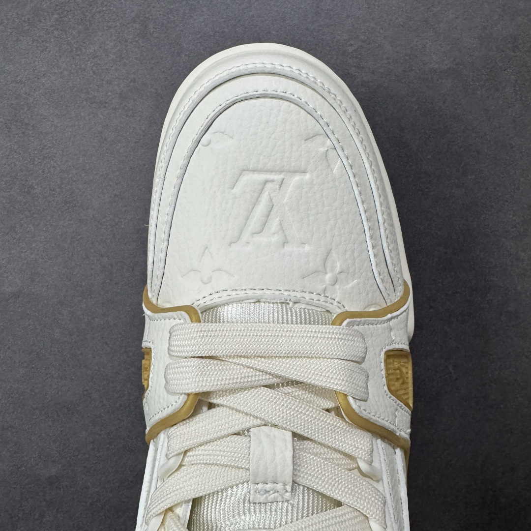 图片[8]-【纯原版】中国红礼盒 Louis Vuitton Trainer 路易威登LV 低帮 马年限定 白金色 驴牌圆头字母签名皮革低邦时尚板鞋运动鞋系列 采用圆头系带设计，简约大方，清新又不失奢华感，独特造型轻松吸引众人目光。鞋面由顶级材质精心打造，质感细腻柔软，彰显卓越品质；作为男装艺术总监Virgil Abloh的挚爱作品，LV Trainer运动鞋此次取材MonogramL压纹小牛皮，搭配点缀Monograma花卉的创新注胶外底。 原楦原纸版开模，鞋型立体饱满 零毛边、零溢胶、零线头瑕疵 细节与原版一致 区分市面通货 多层叠片＋电脑针车，针距密度一致 Monogram浮雕＋3D高频压纹 多密度发泡中底：支撑回弹媲美专柜 原装橡胶大底：含胶量高、纹路深、双拼接零偏差 ZP级原装包装：专柜款鞋盒＋防尘袋＋说明书 货号：AE5U3BM161N355 尺码：36 37 38 39 40 41 42 43 44 45-选品中心