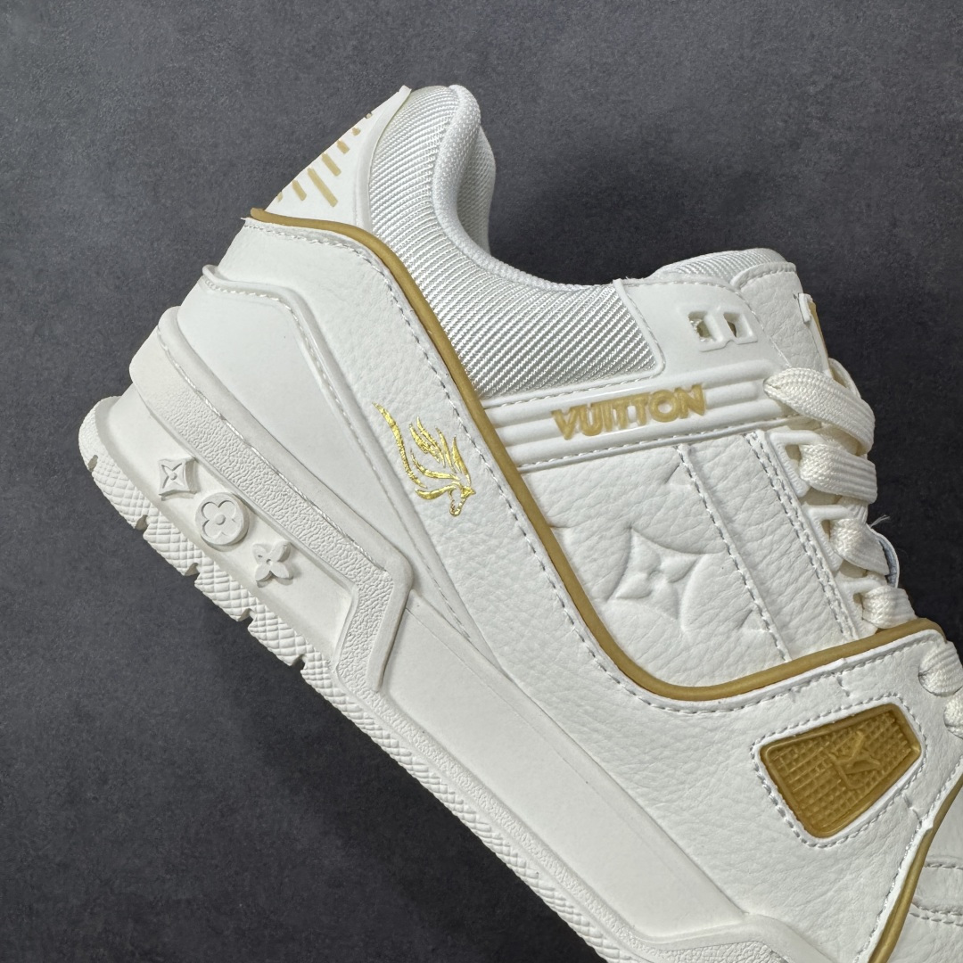 图片[6]-【纯原版】中国红礼盒 Louis Vuitton Trainer 路易威登LV 低帮 马年限定 白金色 驴牌圆头字母签名皮革低邦时尚板鞋运动鞋系列 采用圆头系带设计，简约大方，清新又不失奢华感，独特造型轻松吸引众人目光。鞋面由顶级材质精心打造，质感细腻柔软，彰显卓越品质；作为男装艺术总监Virgil Abloh的挚爱作品，LV Trainer运动鞋此次取材MonogramL压纹小牛皮，搭配点缀Monograma花卉的创新注胶外底。 原楦原纸版开模，鞋型立体饱满 零毛边、零溢胶、零线头瑕疵 细节与原版一致 区分市面通货 多层叠片＋电脑针车，针距密度一致 Monogram浮雕＋3D高频压纹 多密度发泡中底：支撑回弹媲美专柜 原装橡胶大底：含胶量高、纹路深、双拼接零偏差 ZP级原装包装：专柜款鞋盒＋防尘袋＋说明书 货号：AE5U3BM161N355 尺码：36 37 38 39 40 41 42 43 44 45-选品中心