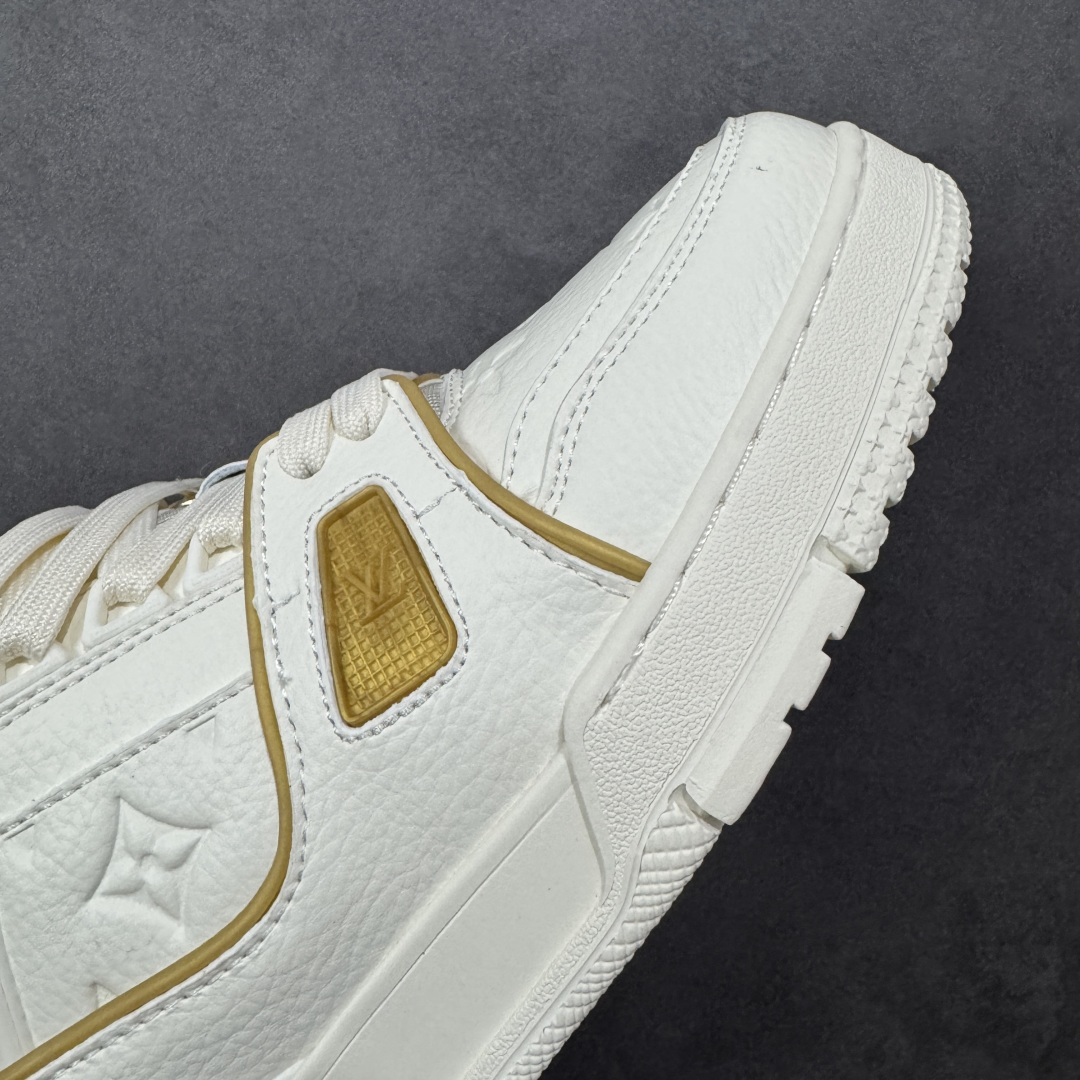 图片[5]-【纯原版】中国红礼盒 Louis Vuitton Trainer 路易威登LV 低帮 马年限定 白金色 驴牌圆头字母签名皮革低邦时尚板鞋运动鞋系列 采用圆头系带设计，简约大方，清新又不失奢华感，独特造型轻松吸引众人目光。鞋面由顶级材质精心打造，质感细腻柔软，彰显卓越品质；作为男装艺术总监Virgil Abloh的挚爱作品，LV Trainer运动鞋此次取材MonogramL压纹小牛皮，搭配点缀Monograma花卉的创新注胶外底。 原楦原纸版开模，鞋型立体饱满 零毛边、零溢胶、零线头瑕疵 细节与原版一致 区分市面通货 多层叠片＋电脑针车，针距密度一致 Monogram浮雕＋3D高频压纹 多密度发泡中底：支撑回弹媲美专柜 原装橡胶大底：含胶量高、纹路深、双拼接零偏差 ZP级原装包装：专柜款鞋盒＋防尘袋＋说明书 货号：AE5U3BM161N355 尺码：36 37 38 39 40 41 42 43 44 45-选品中心