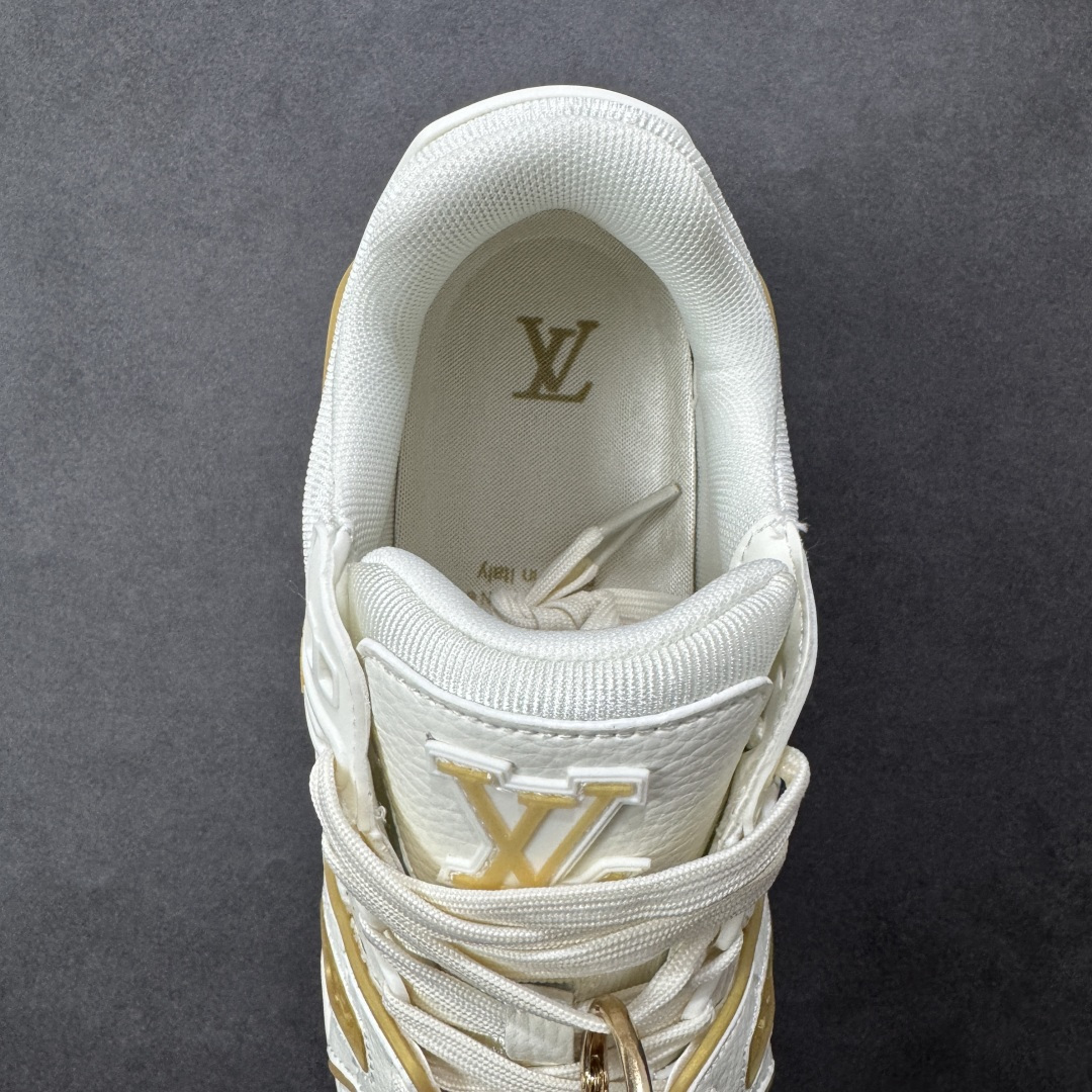 图片[7]-【纯原版】中国红礼盒 Louis Vuitton Trainer 路易威登LV 低帮 马年限定 白金色 驴牌圆头字母签名皮革低邦时尚板鞋运动鞋系列 采用圆头系带设计，简约大方，清新又不失奢华感，独特造型轻松吸引众人目光。鞋面由顶级材质精心打造，质感细腻柔软，彰显卓越品质；作为男装艺术总监Virgil Abloh的挚爱作品，LV Trainer运动鞋此次取材MonogramL压纹小牛皮，搭配点缀Monograma花卉的创新注胶外底。 原楦原纸版开模，鞋型立体饱满 零毛边、零溢胶、零线头瑕疵 细节与原版一致 区分市面通货 多层叠片＋电脑针车，针距密度一致 Monogram浮雕＋3D高频压纹 多密度发泡中底：支撑回弹媲美专柜 原装橡胶大底：含胶量高、纹路深、双拼接零偏差 ZP级原装包装：专柜款鞋盒＋防尘袋＋说明书 货号：AE5U3BM161N355 尺码：36 37 38 39 40 41 42 43 44 45-选品中心