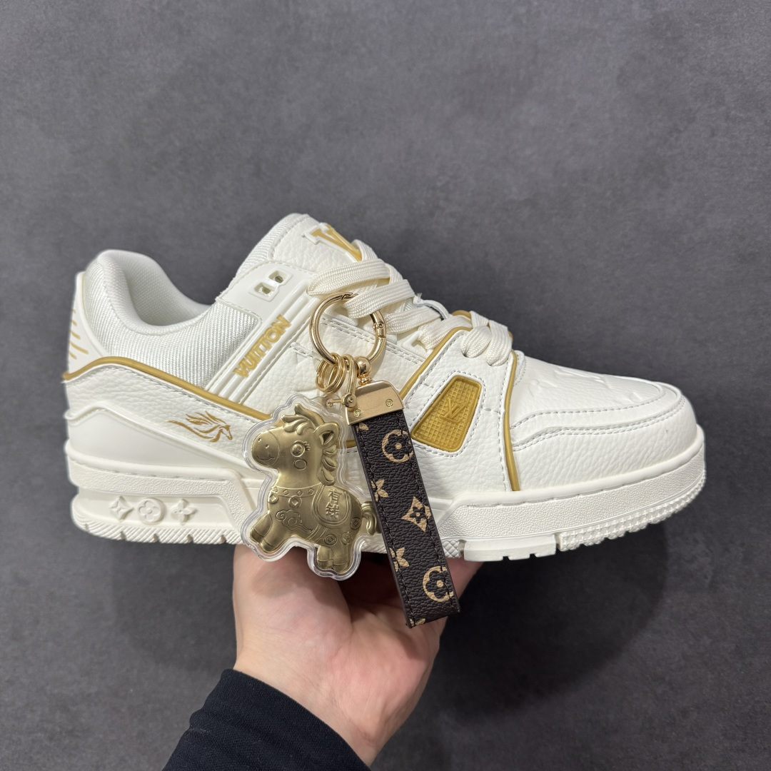 【纯原版】中国红礼盒 Louis Vuitton Trainer 路易威登LV 低帮 马年限定 白金色 驴牌圆头字母签名皮革低邦时尚板鞋运动鞋系列 采用圆头系带设计，简约大方，清新又不失奢华感，独特造型轻松吸引众人目光。鞋面由顶级材质精心打造，质感细腻柔软，彰显卓越品质；作为男装艺术总监Virgil Abloh的挚爱作品，LV Trainer运动鞋此次取材MonogramL压纹小牛皮，搭配点缀Monograma花卉的创新注胶外底。 原楦原纸版开模，鞋型立体饱满 零毛边、零溢胶、零线头瑕疵 细节与原版一致 区分市面通货 多层叠片＋电脑针车，针距密度一致 Monogram浮雕＋3D高频压纹 多密度发泡中底：支撑回弹媲美专柜 原装橡胶大底：含胶量高、纹路深、双拼接零偏差 ZP级原装包装：专柜款鞋盒＋防尘袋＋说明书 货号：AE5U3BM161N355 尺码：36 37 38 39 40 41 42 43 44 45-选品中心