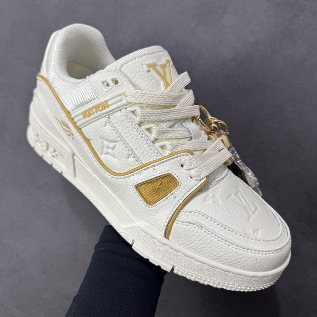 图片[3]-【纯原版】中国红礼盒 Louis Vuitton Trainer 路易威登LV 低帮 马年限定 白金色 驴牌圆头字母签名皮革低邦时尚板鞋运动鞋系列 采用圆头系带设计，简约大方，清新又不失奢华感，独特造型轻松吸引众人目光。鞋面由顶级材质精心打造，质感细腻柔软，彰显卓越品质；作为男装艺术总监Virgil Abloh的挚爱作品，LV Trainer运动鞋此次取材MonogramL压纹小牛皮，搭配点缀Monograma花卉的创新注胶外底。 原楦原纸版开模，鞋型立体饱满 零毛边、零溢胶、零线头瑕疵 细节与原版一致 区分市面通货 多层叠片＋电脑针车，针距密度一致 Monogram浮雕＋3D高频压纹 多密度发泡中底：支撑回弹媲美专柜 原装橡胶大底：含胶量高、纹路深、双拼接零偏差 ZP级原装包装：专柜款鞋盒＋防尘袋＋说明书 货号：AE5U3BM161N355 尺码：36 37 38 39 40 41 42 43 44 45-选品中心