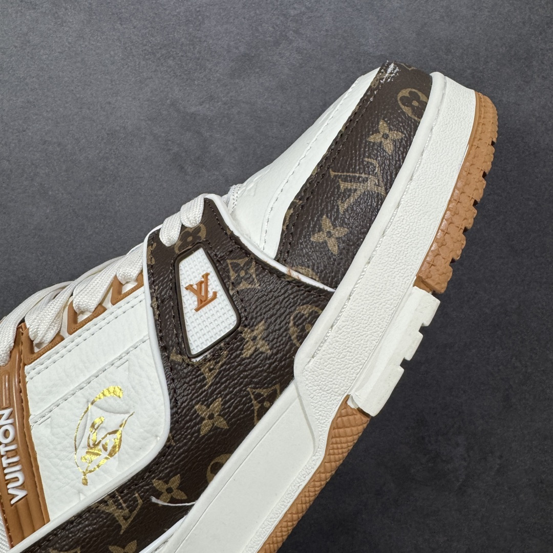 图片[5]-【纯原版】中国红礼盒 Louis Vuitton Trainer 路易威登LV 低帮 马年限定 白金色 驴牌圆头字母签名皮革低邦时尚板鞋运动鞋系列 采用圆头系带设计，简约大方，清新又不失奢华感，独特造型轻松吸引众人目光。鞋面由顶级材质精心打造，质感细腻柔软，彰显卓越品质；作为男装艺术总监Virgil Abloh的挚爱作品，LV Trainer运动鞋此次取材MonogramL压纹小牛皮，搭配点缀Monograma花卉的创新注胶外底。 原楦原纸版开模，鞋型立体饱满 零毛边、零溢胶、零线头瑕疵 细节与原版一致 区分市面通货 多层叠片＋电脑针车，针距密度一致 Monogram浮雕＋3D高频压纹 多密度发泡中底：支撑回弹媲美专柜 原装橡胶大底：含胶量高、纹路深、双拼接零偏差 ZP级原装包装：专柜款鞋盒＋防尘袋＋说明书 货号：AE5U3BM161N355 尺码：36 37 38 39 40 41 42 43 44 45-选品中心