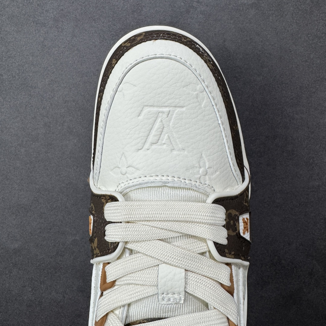 图片[8]-【纯原版】中国红礼盒 Louis Vuitton Trainer 路易威登LV 低帮 马年限定 白金色 驴牌圆头字母签名皮革低邦时尚板鞋运动鞋系列 采用圆头系带设计，简约大方，清新又不失奢华感，独特造型轻松吸引众人目光。鞋面由顶级材质精心打造，质感细腻柔软，彰显卓越品质；作为男装艺术总监Virgil Abloh的挚爱作品，LV Trainer运动鞋此次取材MonogramL压纹小牛皮，搭配点缀Monograma花卉的创新注胶外底。 原楦原纸版开模，鞋型立体饱满 零毛边、零溢胶、零线头瑕疵 细节与原版一致 区分市面通货 多层叠片＋电脑针车，针距密度一致 Monogram浮雕＋3D高频压纹 多密度发泡中底：支撑回弹媲美专柜 原装橡胶大底：含胶量高、纹路深、双拼接零偏差 ZP级原装包装：专柜款鞋盒＋防尘袋＋说明书 货号：AE5U3BM161N355 尺码：36 37 38 39 40 41 42 43 44 45-选品中心