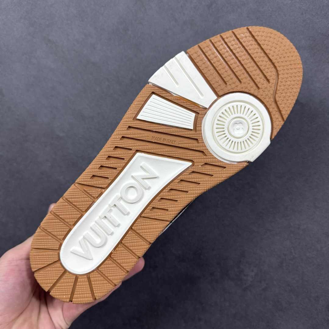 图片[9]-【纯原版】中国红礼盒 Louis Vuitton Trainer 路易威登LV 低帮 马年限定 白金色 驴牌圆头字母签名皮革低邦时尚板鞋运动鞋系列 采用圆头系带设计，简约大方，清新又不失奢华感，独特造型轻松吸引众人目光。鞋面由顶级材质精心打造，质感细腻柔软，彰显卓越品质；作为男装艺术总监Virgil Abloh的挚爱作品，LV Trainer运动鞋此次取材MonogramL压纹小牛皮，搭配点缀Monograma花卉的创新注胶外底。 原楦原纸版开模，鞋型立体饱满 零毛边、零溢胶、零线头瑕疵 细节与原版一致 区分市面通货 多层叠片＋电脑针车，针距密度一致 Monogram浮雕＋3D高频压纹 多密度发泡中底：支撑回弹媲美专柜 原装橡胶大底：含胶量高、纹路深、双拼接零偏差 ZP级原装包装：专柜款鞋盒＋防尘袋＋说明书 货号：AE5U3BM161N355 尺码：36 37 38 39 40 41 42 43 44 45-选品中心