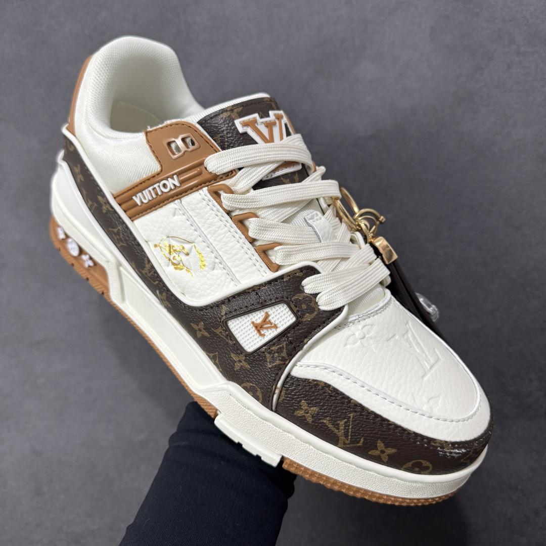 图片[3]-【纯原版】中国红礼盒 Louis Vuitton Trainer 路易威登LV 低帮 马年限定 白金色 驴牌圆头字母签名皮革低邦时尚板鞋运动鞋系列 采用圆头系带设计，简约大方，清新又不失奢华感，独特造型轻松吸引众人目光。鞋面由顶级材质精心打造，质感细腻柔软，彰显卓越品质；作为男装艺术总监Virgil Abloh的挚爱作品，LV Trainer运动鞋此次取材MonogramL压纹小牛皮，搭配点缀Monograma花卉的创新注胶外底。 原楦原纸版开模，鞋型立体饱满 零毛边、零溢胶、零线头瑕疵 细节与原版一致 区分市面通货 多层叠片＋电脑针车，针距密度一致 Monogram浮雕＋3D高频压纹 多密度发泡中底：支撑回弹媲美专柜 原装橡胶大底：含胶量高、纹路深、双拼接零偏差 ZP级原装包装：专柜款鞋盒＋防尘袋＋说明书 货号：AE5U3BM161N355 尺码：36 37 38 39 40 41 42 43 44 45-选品中心