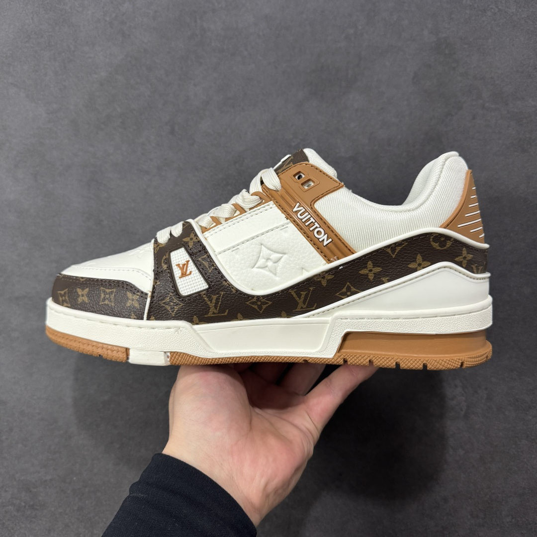 图片[2]-【纯原版】中国红礼盒 Louis Vuitton Trainer 路易威登LV 低帮 马年限定 白金色 驴牌圆头字母签名皮革低邦时尚板鞋运动鞋系列 采用圆头系带设计，简约大方，清新又不失奢华感，独特造型轻松吸引众人目光。鞋面由顶级材质精心打造，质感细腻柔软，彰显卓越品质；作为男装艺术总监Virgil Abloh的挚爱作品，LV Trainer运动鞋此次取材MonogramL压纹小牛皮，搭配点缀Monograma花卉的创新注胶外底。 原楦原纸版开模，鞋型立体饱满 零毛边、零溢胶、零线头瑕疵 细节与原版一致 区分市面通货 多层叠片＋电脑针车，针距密度一致 Monogram浮雕＋3D高频压纹 多密度发泡中底：支撑回弹媲美专柜 原装橡胶大底：含胶量高、纹路深、双拼接零偏差 ZP级原装包装：专柜款鞋盒＋防尘袋＋说明书 货号：AE5U3BM161N355 尺码：36 37 38 39 40 41 42 43 44 45-选品中心