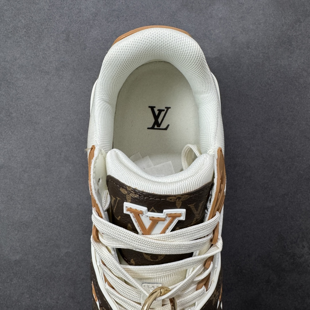 图片[7]-【纯原版】中国红礼盒 Louis Vuitton Trainer 路易威登LV 低帮 马年限定 白金色 驴牌圆头字母签名皮革低邦时尚板鞋运动鞋系列 采用圆头系带设计，简约大方，清新又不失奢华感，独特造型轻松吸引众人目光。鞋面由顶级材质精心打造，质感细腻柔软，彰显卓越品质；作为男装艺术总监Virgil Abloh的挚爱作品，LV Trainer运动鞋此次取材MonogramL压纹小牛皮，搭配点缀Monograma花卉的创新注胶外底。 原楦原纸版开模，鞋型立体饱满 零毛边、零溢胶、零线头瑕疵 细节与原版一致 区分市面通货 多层叠片＋电脑针车，针距密度一致 Monogram浮雕＋3D高频压纹 多密度发泡中底：支撑回弹媲美专柜 原装橡胶大底：含胶量高、纹路深、双拼接零偏差 ZP级原装包装：专柜款鞋盒＋防尘袋＋说明书 货号：AE5U3BM161N355 尺码：36 37 38 39 40 41 42 43 44 45-选品中心