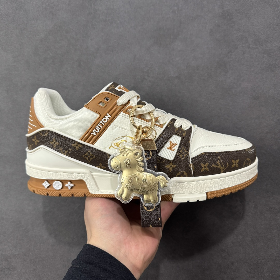 【纯原版】中国红礼盒 Louis Vuitton Trainer 路易威登LV 低帮 马年限定 白金色 驴牌圆头字母签名皮革低邦时尚板鞋运动鞋系列 采用圆头系带设计，简约大方，清新又不失奢华感，独特造型轻松吸引众人目光。鞋面由顶级材质精心打造，质感细腻柔软，彰显卓越品质；作为男装艺术总监Virgil Abloh的挚爱作品，LV Trainer运动鞋此次取材MonogramL压纹小牛皮，搭配点缀Monograma花卉的创新注胶外底。 原楦原纸版开模，鞋型立体饱满 零毛边、零溢胶、零线头瑕疵 细节与原版一致 区分市面通货 多层叠片＋电脑针车，针距密度一致 Monogram浮雕＋3D高频压纹 多密度发泡中底：支撑回弹媲美专柜 原装橡胶大底：含胶量高、纹路深、双拼接零偏差 ZP级原装包装：专柜款鞋盒＋防尘袋＋说明书 货号：AE5U3BM161N355 尺码：36 37 38 39 40 41 42 43 44 45-选品中心