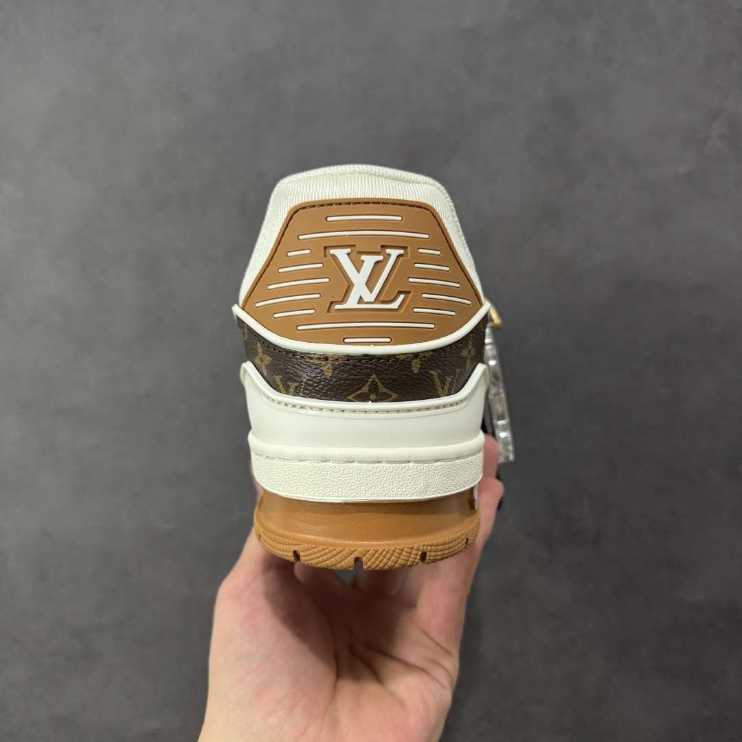 图片[4]-【纯原版】中国红礼盒 Louis Vuitton Trainer 路易威登LV 低帮 马年限定 白金色 驴牌圆头字母签名皮革低邦时尚板鞋运动鞋系列 采用圆头系带设计，简约大方，清新又不失奢华感，独特造型轻松吸引众人目光。鞋面由顶级材质精心打造，质感细腻柔软，彰显卓越品质；作为男装艺术总监Virgil Abloh的挚爱作品，LV Trainer运动鞋此次取材MonogramL压纹小牛皮，搭配点缀Monograma花卉的创新注胶外底。 原楦原纸版开模，鞋型立体饱满 零毛边、零溢胶、零线头瑕疵 细节与原版一致 区分市面通货 多层叠片＋电脑针车，针距密度一致 Monogram浮雕＋3D高频压纹 多密度发泡中底：支撑回弹媲美专柜 原装橡胶大底：含胶量高、纹路深、双拼接零偏差 ZP级原装包装：专柜款鞋盒＋防尘袋＋说明书 货号：AE5U3BM161N355 尺码：36 37 38 39 40 41 42 43 44 45-选品中心