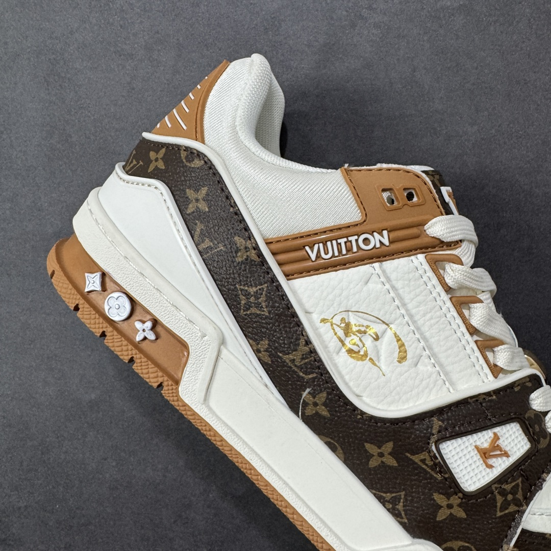 图片[6]-【纯原版】中国红礼盒 Louis Vuitton Trainer 路易威登LV 低帮 马年限定 白金色 驴牌圆头字母签名皮革低邦时尚板鞋运动鞋系列 采用圆头系带设计，简约大方，清新又不失奢华感，独特造型轻松吸引众人目光。鞋面由顶级材质精心打造，质感细腻柔软，彰显卓越品质；作为男装艺术总监Virgil Abloh的挚爱作品，LV Trainer运动鞋此次取材MonogramL压纹小牛皮，搭配点缀Monograma花卉的创新注胶外底。 原楦原纸版开模，鞋型立体饱满 零毛边、零溢胶、零线头瑕疵 细节与原版一致 区分市面通货 多层叠片＋电脑针车，针距密度一致 Monogram浮雕＋3D高频压纹 多密度发泡中底：支撑回弹媲美专柜 原装橡胶大底：含胶量高、纹路深、双拼接零偏差 ZP级原装包装：专柜款鞋盒＋防尘袋＋说明书 货号：AE5U3BM161N355 尺码：36 37 38 39 40 41 42 43 44 45-选品中心