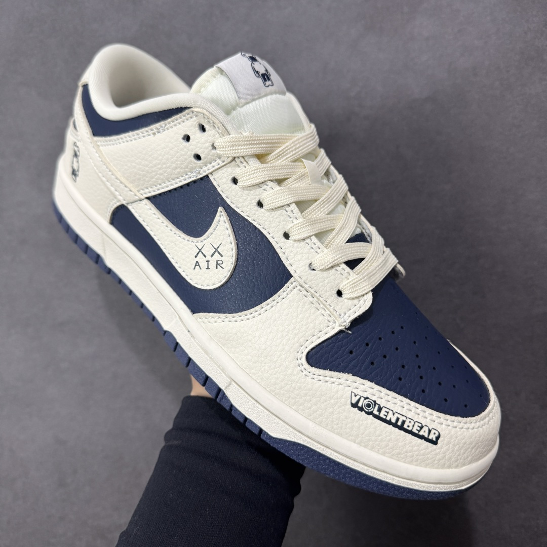 图片[3]-【定制版】Nike SB Dunk Low“暴力熊联名限定——白藏蓝” #高端定制 低帮休闲板鞋 定制鞋盒 大厂纯原品质出货 超高清洁度 皮料切割干净无任何毛边 细节完美 货号 TX1688-012 尺码：36 36.5 37.5 38 38.5 39 40 40.5 41 42 42.5 43 44 44.5 45-选品中心
