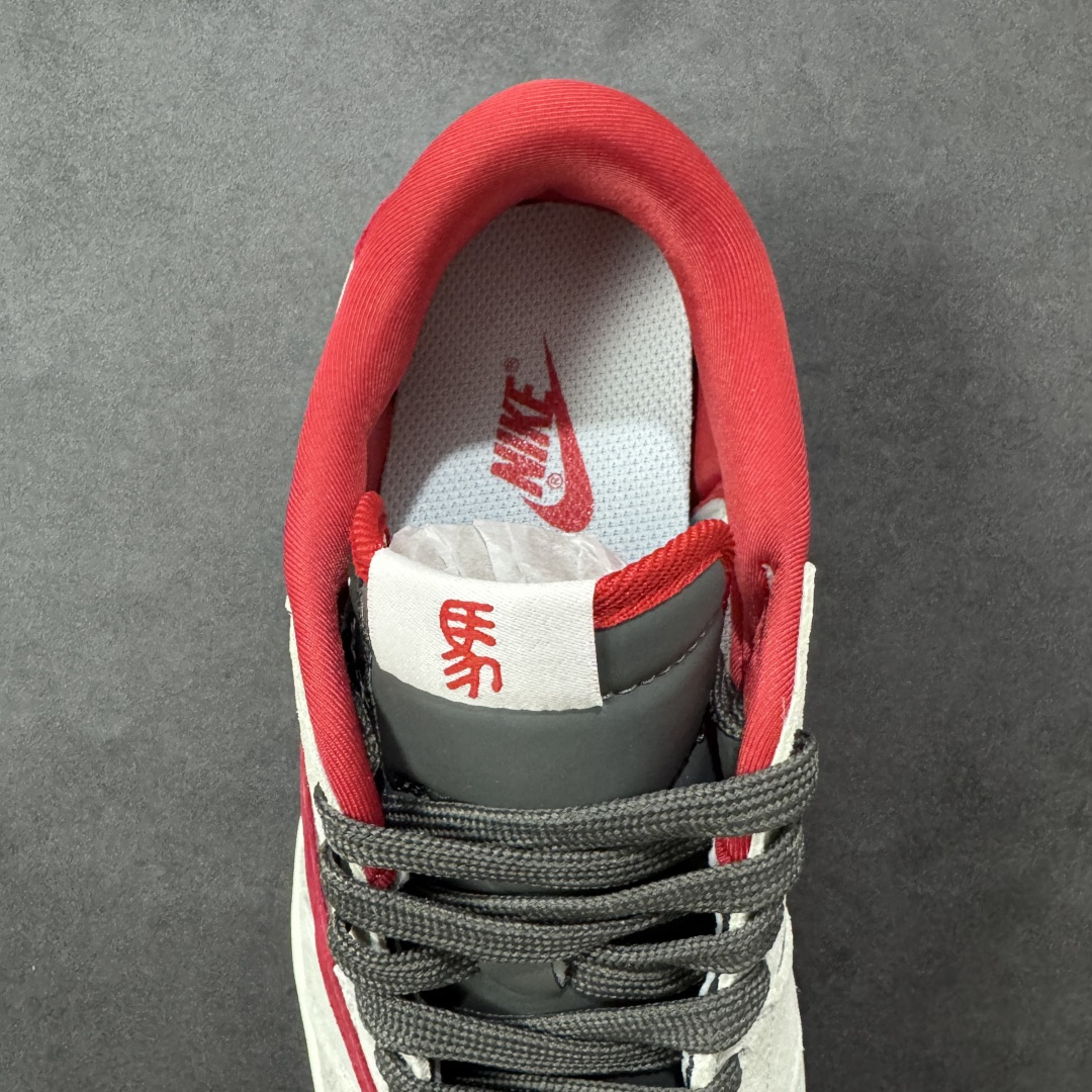 图片[7]-【定制版】Travis Scott x Jordan 1 Low “马年限定-白灰红” 倒勾低帮休闲版本 原厂全头层皮 大厂纯原品质出货 纯正版型 定制鞋盒 皮料切割干净无任何毛边 Ortholite鞋垫抗菌透气防臭 细节完美 超高清洁度 货号： YF9511-501 尺码：36 36.5 37.5 38 38.5 39 40 40.5 41 42 42.5 43 44 44.5 45-选品中心