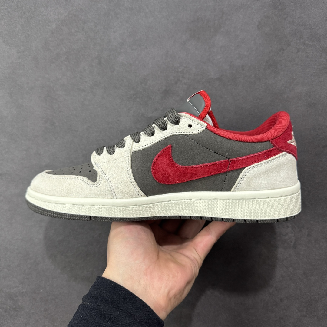 图片[2]-【定制版】Travis Scott x Jordan 1 Low “马年限定-白灰红” 倒勾低帮休闲版本 原厂全头层皮 大厂纯原品质出货 纯正版型 定制鞋盒 皮料切割干净无任何毛边 Ortholite鞋垫抗菌透气防臭 细节完美 超高清洁度 货号： YF9511-501 尺码：36 36.5 37.5 38 38.5 39 40 40.5 41 42 42.5 43 44 44.5 45-选品中心