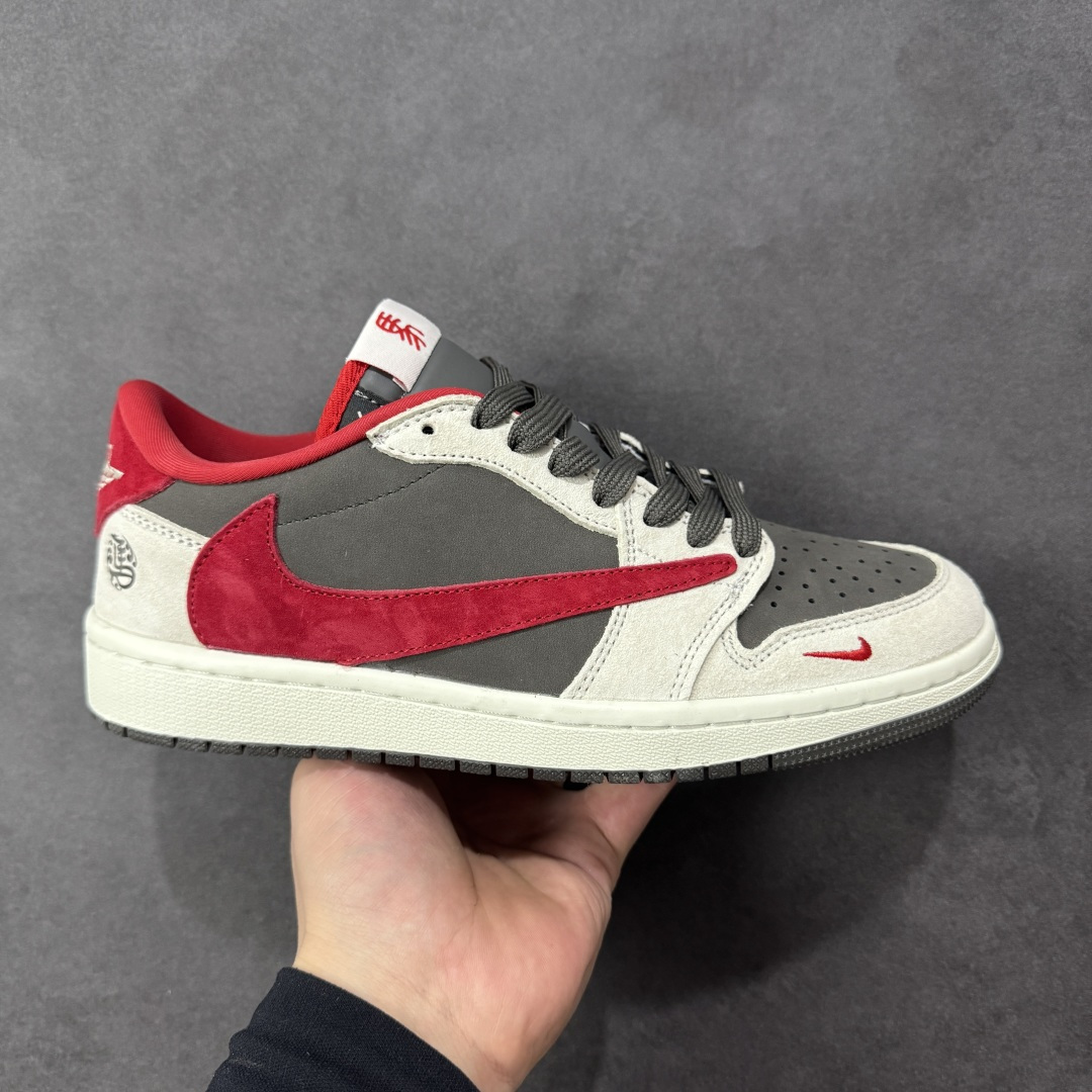 【定制版】Travis Scott x Jordan 1 Low “马年限定-白灰红” 倒勾低帮休闲版本 原厂全头层皮 大厂纯原品质出货 纯正版型 定制鞋盒 皮料切割干净无任何毛边 Ortholite鞋垫抗菌透气防臭 细节完美 超高清洁度 货号: YF9511-501 尺码:36 36.5 37.5 38 38.5 39 40 40.5 41 42 42.5 43 44 44.5 45-选品中心