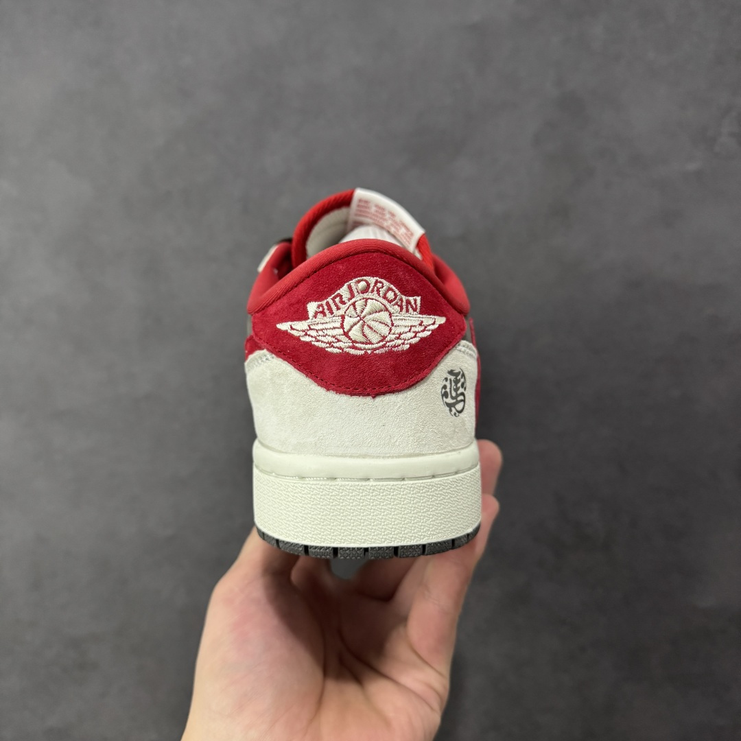 图片[4]-【定制版】Travis Scott x Jordan 1 Low “马年限定-白灰红” 倒勾低帮休闲版本 原厂全头层皮 大厂纯原品质出货 纯正版型 定制鞋盒 皮料切割干净无任何毛边 Ortholite鞋垫抗菌透气防臭 细节完美 超高清洁度 货号： YF9511-501 尺码：36 36.5 37.5 38 38.5 39 40 40.5 41 42 42.5 43 44 44.5 45-选品中心