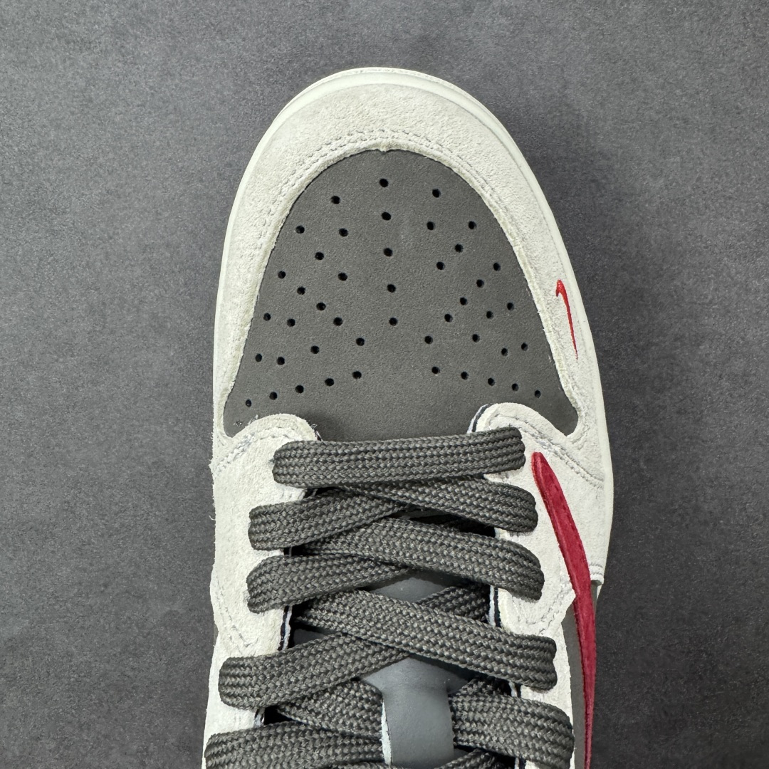图片[8]-【定制版】Travis Scott x Jordan 1 Low “马年限定-白灰红” 倒勾低帮休闲版本 原厂全头层皮 大厂纯原品质出货 纯正版型 定制鞋盒 皮料切割干净无任何毛边 Ortholite鞋垫抗菌透气防臭 细节完美 超高清洁度 货号： YF9511-501 尺码：36 36.5 37.5 38 38.5 39 40 40.5 41 42 42.5 43 44 44.5 45-选品中心