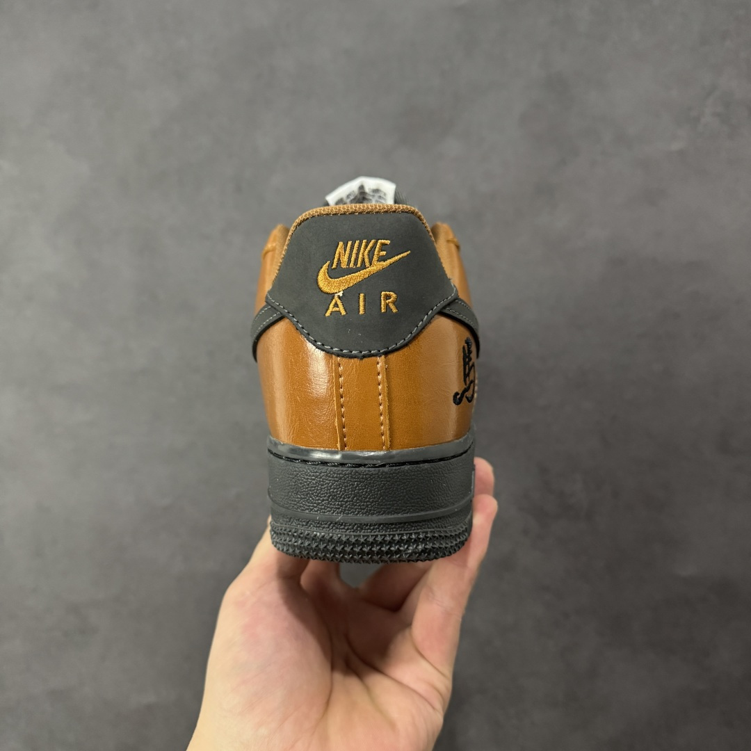 图片[4]-【定制版】 NK Air Force 1\’07 Low 马年限定 焦糖炭黑 空军一号低帮休闲板鞋 #原楦头原纸板 高端定制鞋盒 原厂鞋底 超高清洁度 细节完美 货号：XY9025-009 尺码：36 36.5 37.5 38 38.5 39 40 40.5 41 42 42.5 43 44 44.5 45-选品中心