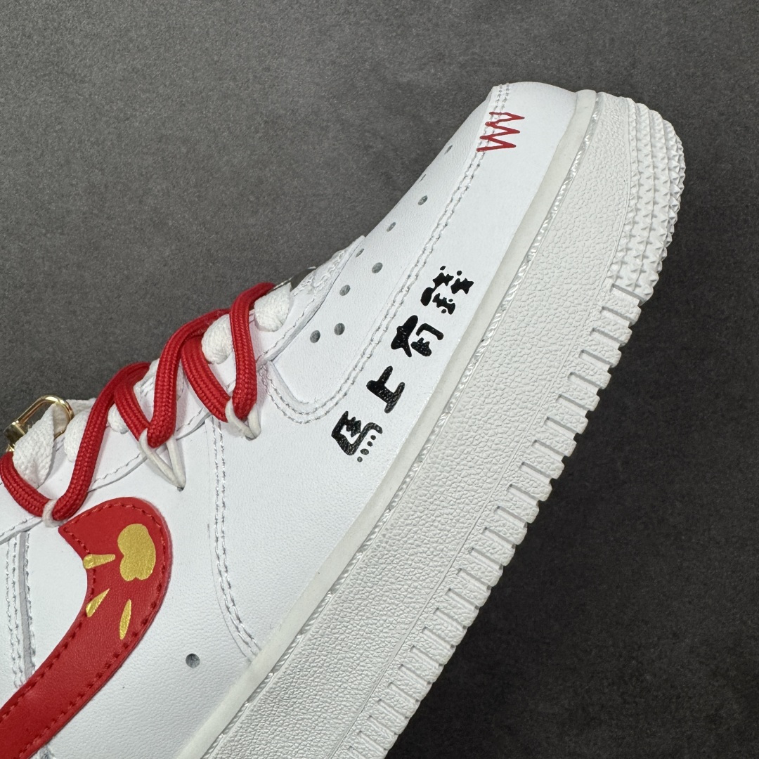 图片[5]-【定制版】“马上有钱”订制空军一号板鞋 这款鞋是以Nike Air Force 1（空军一号）为基底的马年定制款，属于个性化改造的潮流鞋款，核心围绕2026丙午马年的生肖主题与吉祥寓意打造，鞋身印有“马上有钱”的吉祥文字，辅以小马、招财元素的挂饰，后跟处还有Supreme标识与马形图案的结合设计，鞋带也采用红白色系编织，细节充满年味。 货号：CZ0270-102 尺码： 36 36.5 37.5 38 38.5 39 40 40.5 41 42 42.5 43 44 44.5 45-选品中心