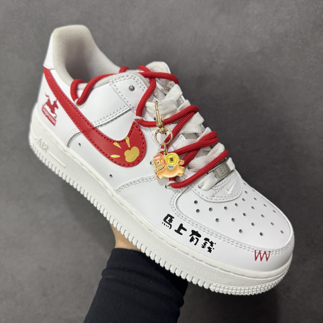 图片[3]-【定制版】“马上有钱”订制空军一号板鞋 这款鞋是以Nike Air Force 1（空军一号）为基底的马年定制款，属于个性化改造的潮流鞋款，核心围绕2026丙午马年的生肖主题与吉祥寓意打造，鞋身印有“马上有钱”的吉祥文字，辅以小马、招财元素的挂饰，后跟处还有Supreme标识与马形图案的结合设计，鞋带也采用红白色系编织，细节充满年味。 货号：CZ0270-102 尺码： 36 36.5 37.5 38 38.5 39 40 40.5 41 42 42.5 43 44 44.5 45-选品中心