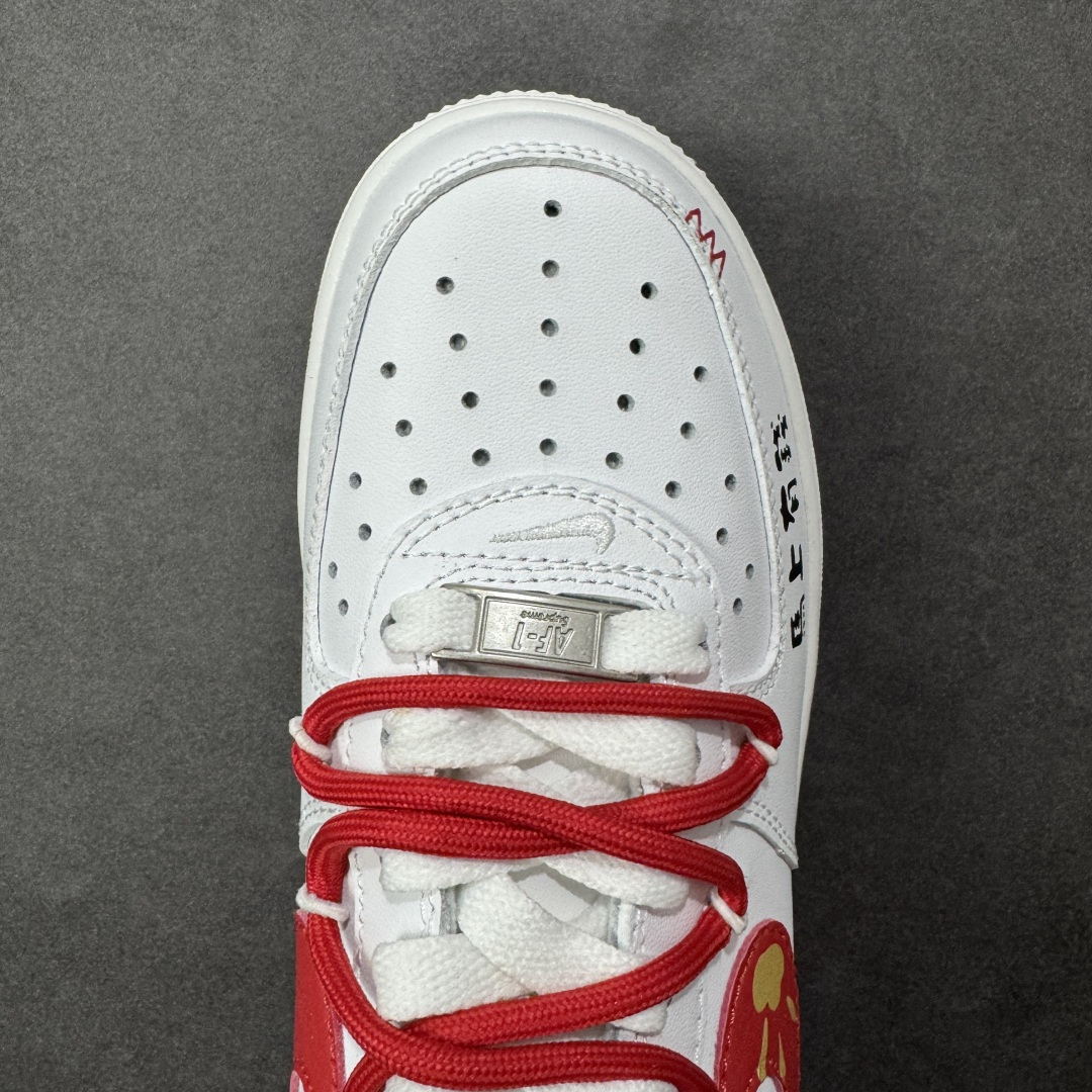 图片[8]-【定制版】“马上有钱”订制空军一号板鞋 这款鞋是以Nike Air Force 1（空军一号）为基底的马年定制款，属于个性化改造的潮流鞋款，核心围绕2026丙午马年的生肖主题与吉祥寓意打造，鞋身印有“马上有钱”的吉祥文字，辅以小马、招财元素的挂饰，后跟处还有Supreme标识与马形图案的结合设计，鞋带也采用红白色系编织，细节充满年味。 货号：CZ0270-102 尺码： 36 36.5 37.5 38 38.5 39 40 40.5 41 42 42.5 43 44 44.5 45-选品中心