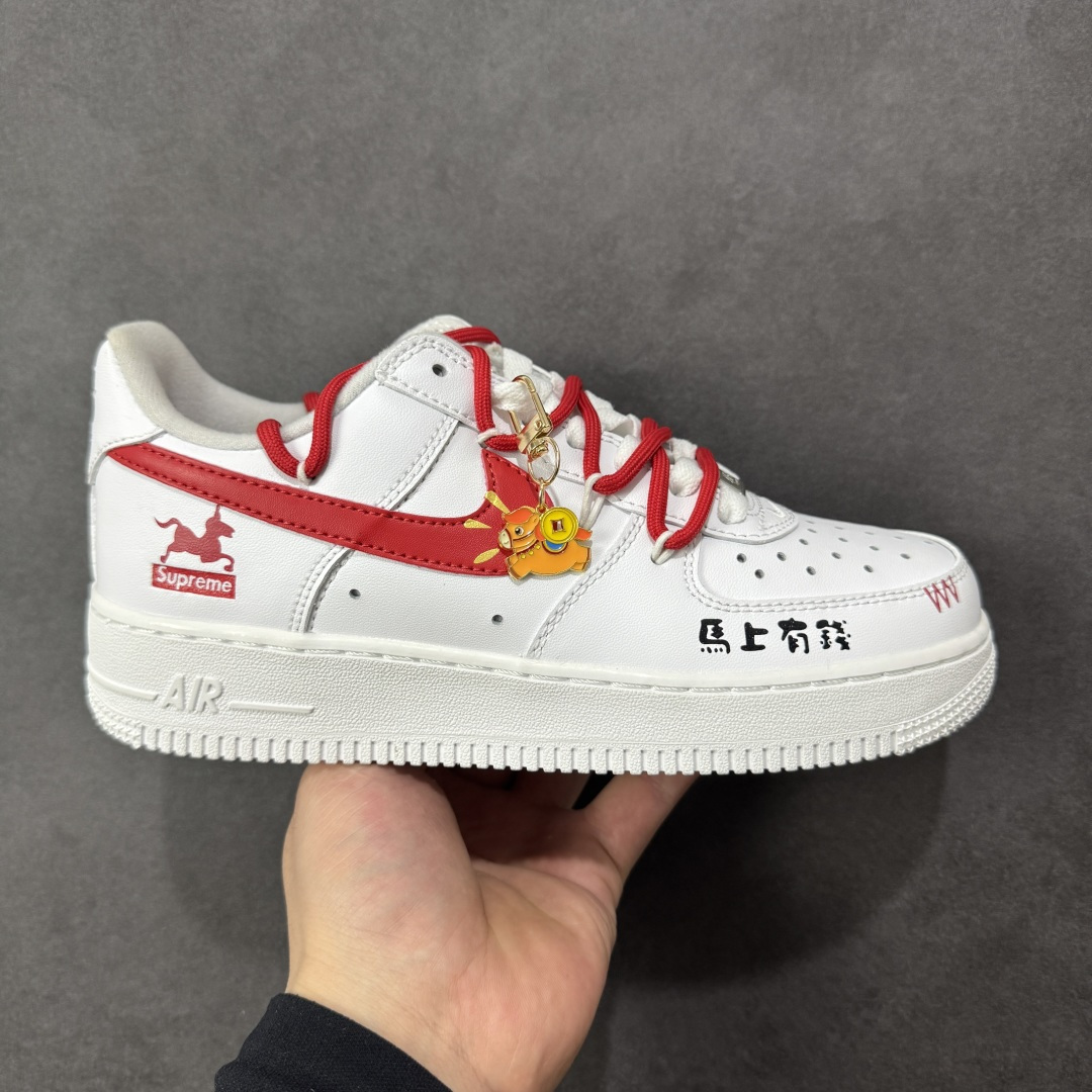 【定制版】“马上有钱”订制空军一号板鞋 这款鞋是以Nike Air Force 1（空军一号）为基底的马年定制款，属于个性化改造的潮流鞋款，核心围绕2026丙午马年的生肖主题与吉祥寓意打造，鞋身印有“马上有钱”的吉祥文字，辅以小马、招财元素的挂饰，后跟处还有Supreme标识与马形图案的结合设计，鞋带也采用红白色系编织，细节充满年味。 货号：CZ0270-102 尺码： 36 36.5 37.5 38 38.5 39 40 40.5 41 42 42.5 43 44 44.5 45-选品中心