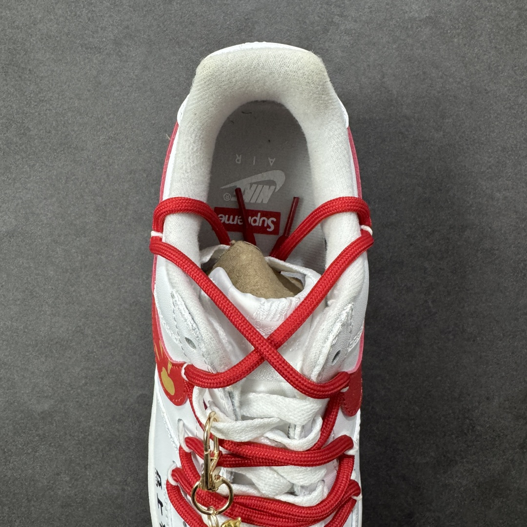 图片[7]-【定制版】“马上有钱”订制空军一号板鞋 这款鞋是以Nike Air Force 1（空军一号）为基底的马年定制款，属于个性化改造的潮流鞋款，核心围绕2026丙午马年的生肖主题与吉祥寓意打造，鞋身印有“马上有钱”的吉祥文字，辅以小马、招财元素的挂饰，后跟处还有Supreme标识与马形图案的结合设计，鞋带也采用红白色系编织，细节充满年味。 货号：CZ0270-102 尺码： 36 36.5 37.5 38 38.5 39 40 40.5 41 42 42.5 43 44 44.5 45-选品中心