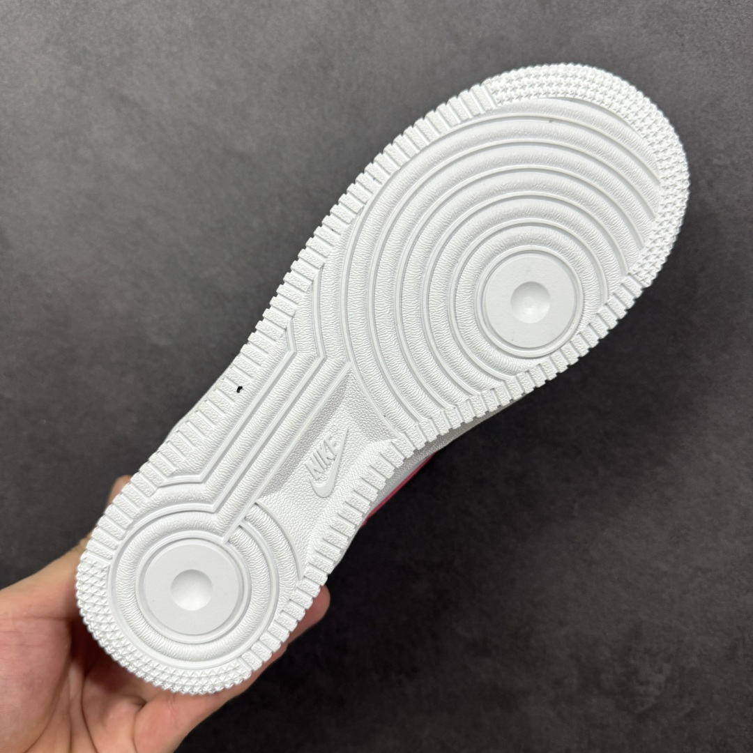 图片[9]-【定制版】“马上有钱”订制空军一号板鞋 这款鞋是以Nike Air Force 1（空军一号）为基底的马年定制款，属于个性化改造的潮流鞋款，核心围绕2026丙午马年的生肖主题与吉祥寓意打造，鞋身印有“马上有钱”的吉祥文字，辅以小马、招财元素的挂饰，后跟处还有Supreme标识与马形图案的结合设计，鞋带也采用红白色系编织，细节充满年味。 货号：CZ0270-102 尺码： 36 36.5 37.5 38 38.5 39 40 40.5 41 42 42.5 43 44 44.5 45-选品中心