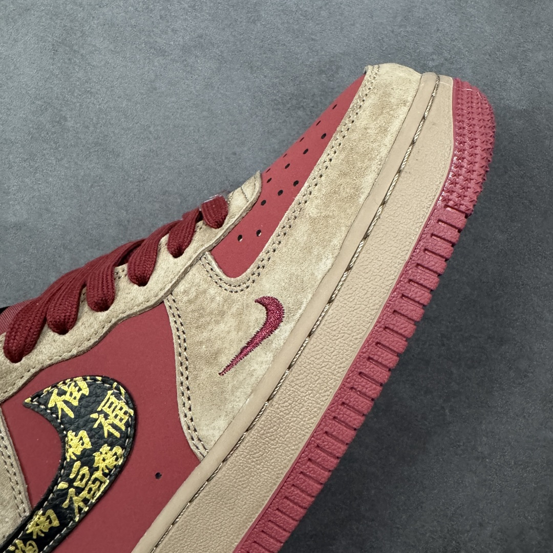 图片[5]-【定制版】马年限定高端定制Nike Air Force 1 \’07 Low “马年限定-赤色麂皮” 高端定制，赤土色麂皮 + 正红皮革拼接，Swoosh 勾标满印 “福” 字纹样，鞋侧绣金 “跃马 2026” 图腾，细腻麂皮搭配精致烫金工艺，红棕撞色鞋带 + 复古生胶外底 低帮休闲板鞋 定制鞋盒 大厂纯原品质出货 超高清洁度 皮料切割干净无任何毛边 细节完美 货号：XD0028-009 尺码：36 36.5 37.5 38 38.5 39 40 40.5 41 42 42.5 43 44 44.5 45-选品中心