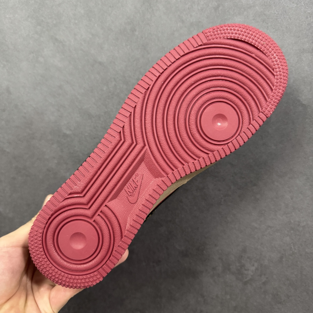 图片[9]-【定制版】马年限定高端定制Nike Air Force 1 \’07 Low “马年限定-赤色麂皮” 高端定制，赤土色麂皮 + 正红皮革拼接，Swoosh 勾标满印 “福” 字纹样，鞋侧绣金 “跃马 2026” 图腾，细腻麂皮搭配精致烫金工艺，红棕撞色鞋带 + 复古生胶外底 低帮休闲板鞋 定制鞋盒 大厂纯原品质出货 超高清洁度 皮料切割干净无任何毛边 细节完美 货号：XD0028-009 尺码：36 36.5 37.5 38 38.5 39 40 40.5 41 42 42.5 43 44 44.5 45-选品中心