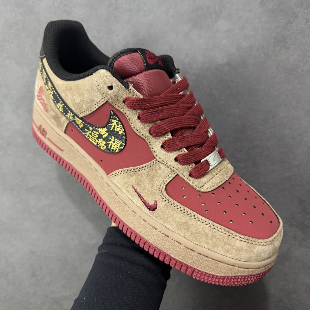 图片[3]-【定制版】马年限定高端定制Nike Air Force 1 \’07 Low “马年限定-赤色麂皮” 高端定制，赤土色麂皮 + 正红皮革拼接，Swoosh 勾标满印 “福” 字纹样，鞋侧绣金 “跃马 2026” 图腾，细腻麂皮搭配精致烫金工艺，红棕撞色鞋带 + 复古生胶外底 低帮休闲板鞋 定制鞋盒 大厂纯原品质出货 超高清洁度 皮料切割干净无任何毛边 细节完美 货号：XD0028-009 尺码：36 36.5 37.5 38 38.5 39 40 40.5 41 42 42.5 43 44 44.5 45-选品中心