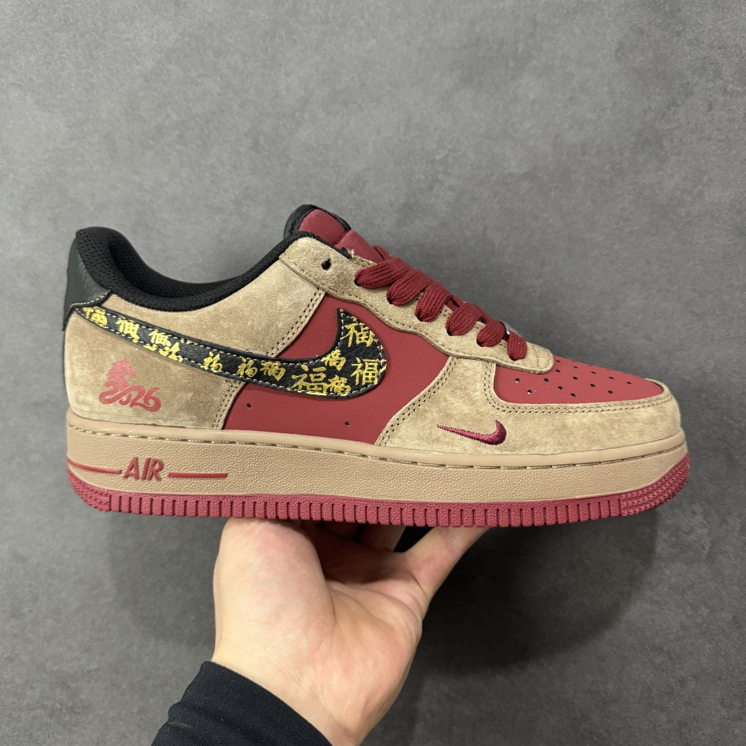 【定制版】马年限定高端定制Nike Air Force 1 \'07 Low “马年限定-赤色麂皮” 高端定制,赤土色麂皮 + 正红皮革拼接,Swoosh 勾标满印 “福” 字纹样,鞋侧绣金 “跃马 2026” 图腾,细腻麂皮搭配精致烫金工艺,红棕撞色鞋带 + 复古生胶外底 低帮休闲板鞋 定制鞋盒 大厂纯原品质出货 超高清洁度 皮料切割干净无任何毛边 细节完美 货号:XD0028-009 尺码:36 36.5 37.5 38 38.5 39 40 40.5 41 42 42.5 43 44 44.5 45-选品中心