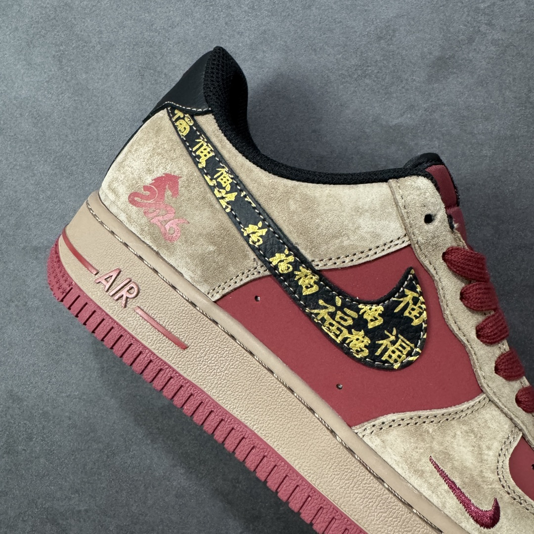 图片[6]-【定制版】马年限定高端定制Nike Air Force 1 \’07 Low “马年限定-赤色麂皮” 高端定制，赤土色麂皮 + 正红皮革拼接，Swoosh 勾标满印 “福” 字纹样，鞋侧绣金 “跃马 2026” 图腾，细腻麂皮搭配精致烫金工艺，红棕撞色鞋带 + 复古生胶外底 低帮休闲板鞋 定制鞋盒 大厂纯原品质出货 超高清洁度 皮料切割干净无任何毛边 细节完美 货号：XD0028-009 尺码：36 36.5 37.5 38 38.5 39 40 40.5 41 42 42.5 43 44 44.5 45-选品中心