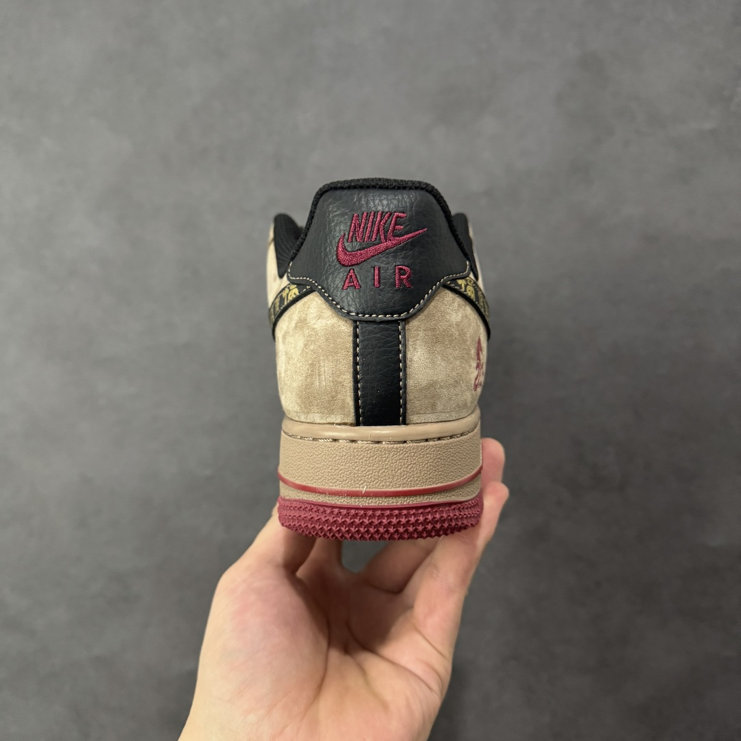图片[4]-【定制版】马年限定高端定制Nike Air Force 1 \’07 Low “马年限定-赤色麂皮” 高端定制，赤土色麂皮 + 正红皮革拼接，Swoosh 勾标满印 “福” 字纹样，鞋侧绣金 “跃马 2026” 图腾，细腻麂皮搭配精致烫金工艺，红棕撞色鞋带 + 复古生胶外底 低帮休闲板鞋 定制鞋盒 大厂纯原品质出货 超高清洁度 皮料切割干净无任何毛边 细节完美 货号：XD0028-009 尺码：36 36.5 37.5 38 38.5 39 40 40.5 41 42 42.5 43 44 44.5 45-选品中心