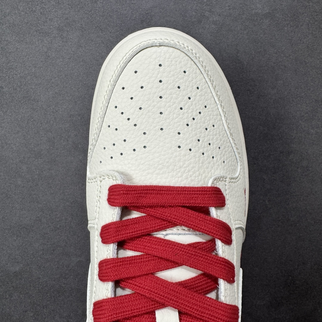 图片[8]-【定制版】NK Dunk Low 2026 丙午马年限定款 鞋身融入中式祥云暗纹刺绣（马形元素与祥云结合），搭配 “2026” 红色标识，采用白、红主调及红色鞋底，契合中国新年的简约喜庆调性，纯白基底搭配红色细节，暗纹刺绣提升了鞋款的层次感，低调中凸显生肖与新年的双重属性。祥云 + 马形暗纹采用刺绣工艺呈现，“2026” 标识与 Swoosh 以红色细节点缀，红色鞋带与鞋底形成视觉呼应，体现了简约风格下的精致细节打磨。 货号：XT6998-157 尺码： 36 36.5 37.5 38 36.5 39 40 40.5 41 42 42.5 43 44 44.5 45-选品中心