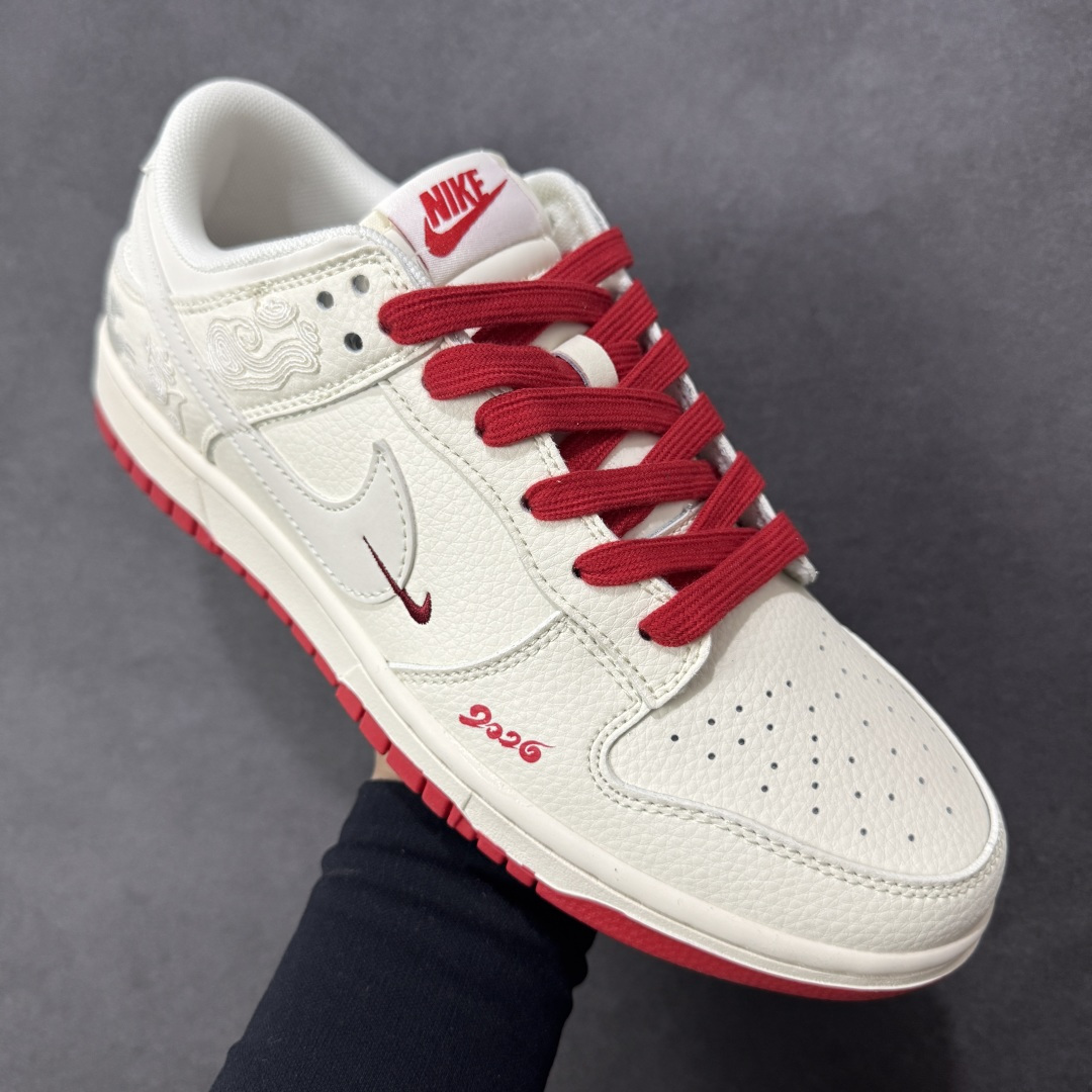 图片[3]-【定制版】NK Dunk Low 2026 丙午马年限定款 鞋身融入中式祥云暗纹刺绣（马形元素与祥云结合），搭配 “2026” 红色标识，采用白、红主调及红色鞋底，契合中国新年的简约喜庆调性，纯白基底搭配红色细节，暗纹刺绣提升了鞋款的层次感，低调中凸显生肖与新年的双重属性。祥云 + 马形暗纹采用刺绣工艺呈现，“2026” 标识与 Swoosh 以红色细节点缀，红色鞋带与鞋底形成视觉呼应，体现了简约风格下的精致细节打磨。 货号：XT6998-157 尺码： 36 36.5 37.5 38 36.5 39 40 40.5 41 42 42.5 43 44 44.5 45-选品中心