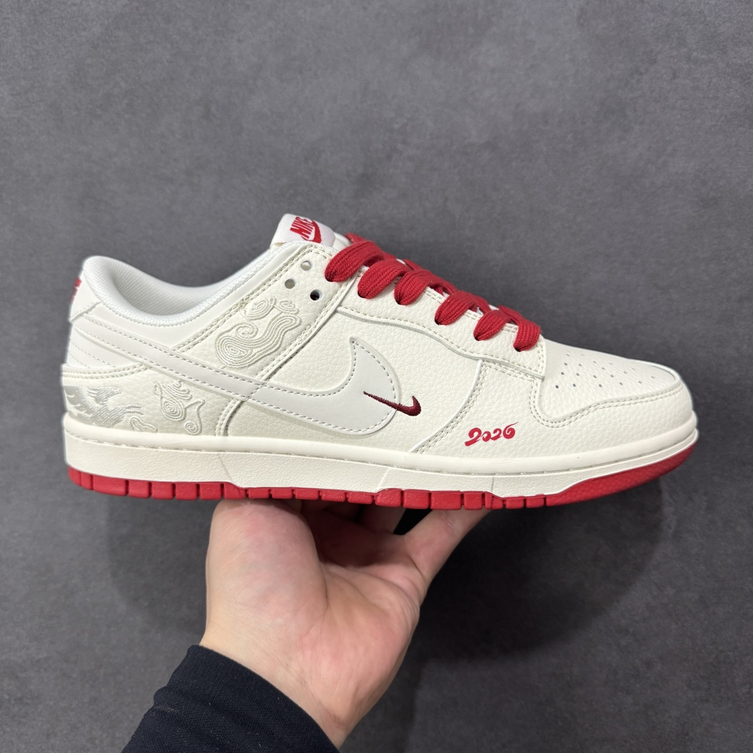 【定制版】NK Dunk Low 2026 丙午马年限定款 鞋身融入中式祥云暗纹刺绣（马形元素与祥云结合），搭配 “2026” 红色标识，采用白、红主调及红色鞋底，契合中国新年的简约喜庆调性，纯白基底搭配红色细节，暗纹刺绣提升了鞋款的层次感，低调中凸显生肖与新年的双重属性。祥云 + 马形暗纹采用刺绣工艺呈现，“2026” 标识与 Swoosh 以红色细节点缀，红色鞋带与鞋底形成视觉呼应，体现了简约风格下的精致细节打磨。 货号：XT6998-157 尺码： 36 36.5 37.5 38 36.5 39 40 40.5 41 42 42.5 43 44 44.5 45-选品中心