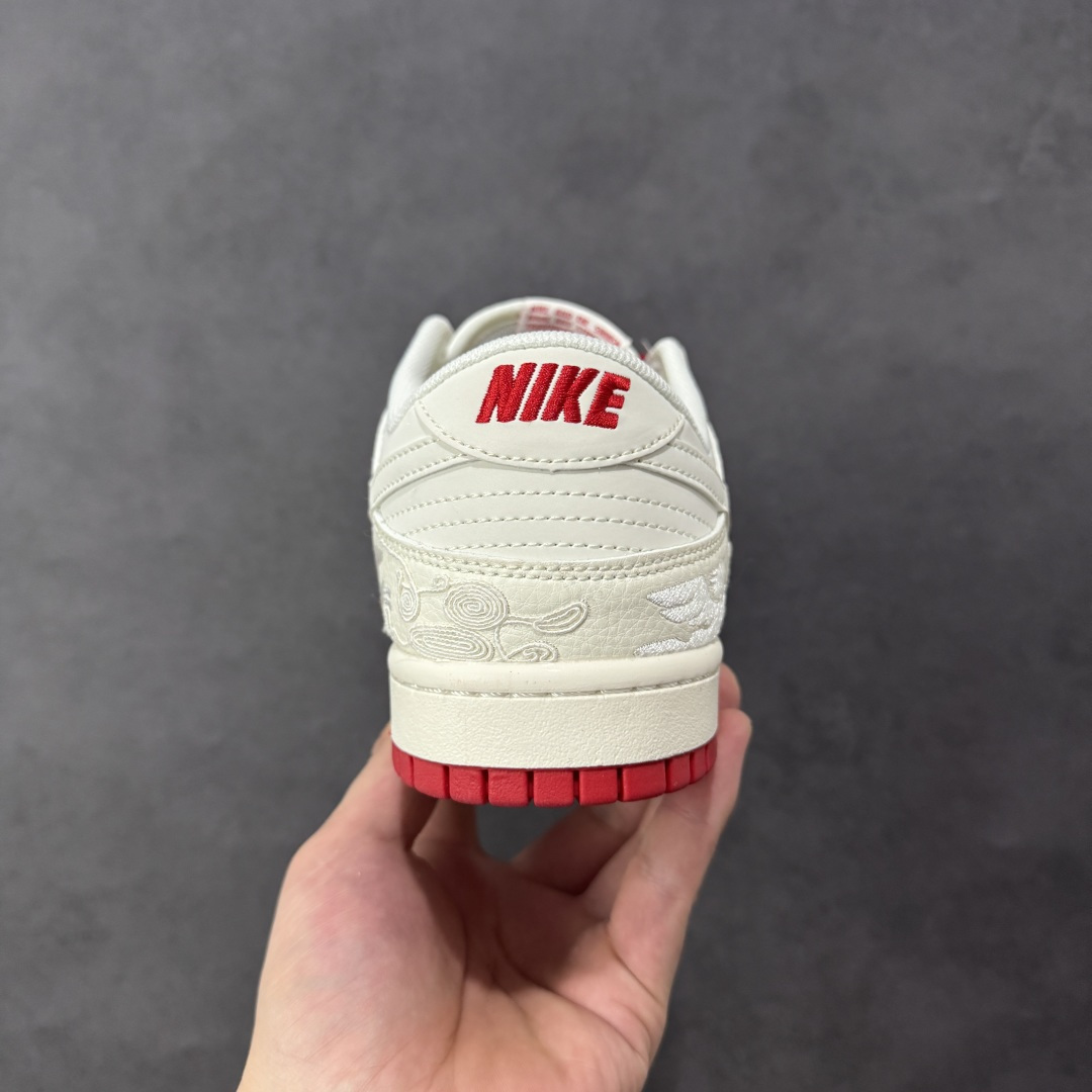 图片[4]-【定制版】NK Dunk Low 2026 丙午马年限定款 鞋身融入中式祥云暗纹刺绣（马形元素与祥云结合），搭配 “2026” 红色标识，采用白、红主调及红色鞋底，契合中国新年的简约喜庆调性，纯白基底搭配红色细节，暗纹刺绣提升了鞋款的层次感，低调中凸显生肖与新年的双重属性。祥云 + 马形暗纹采用刺绣工艺呈现，“2026” 标识与 Swoosh 以红色细节点缀，红色鞋带与鞋底形成视觉呼应，体现了简约风格下的精致细节打磨。 货号：XT6998-157 尺码： 36 36.5 37.5 38 36.5 39 40 40.5 41 42 42.5 43 44 44.5 45-选品中心