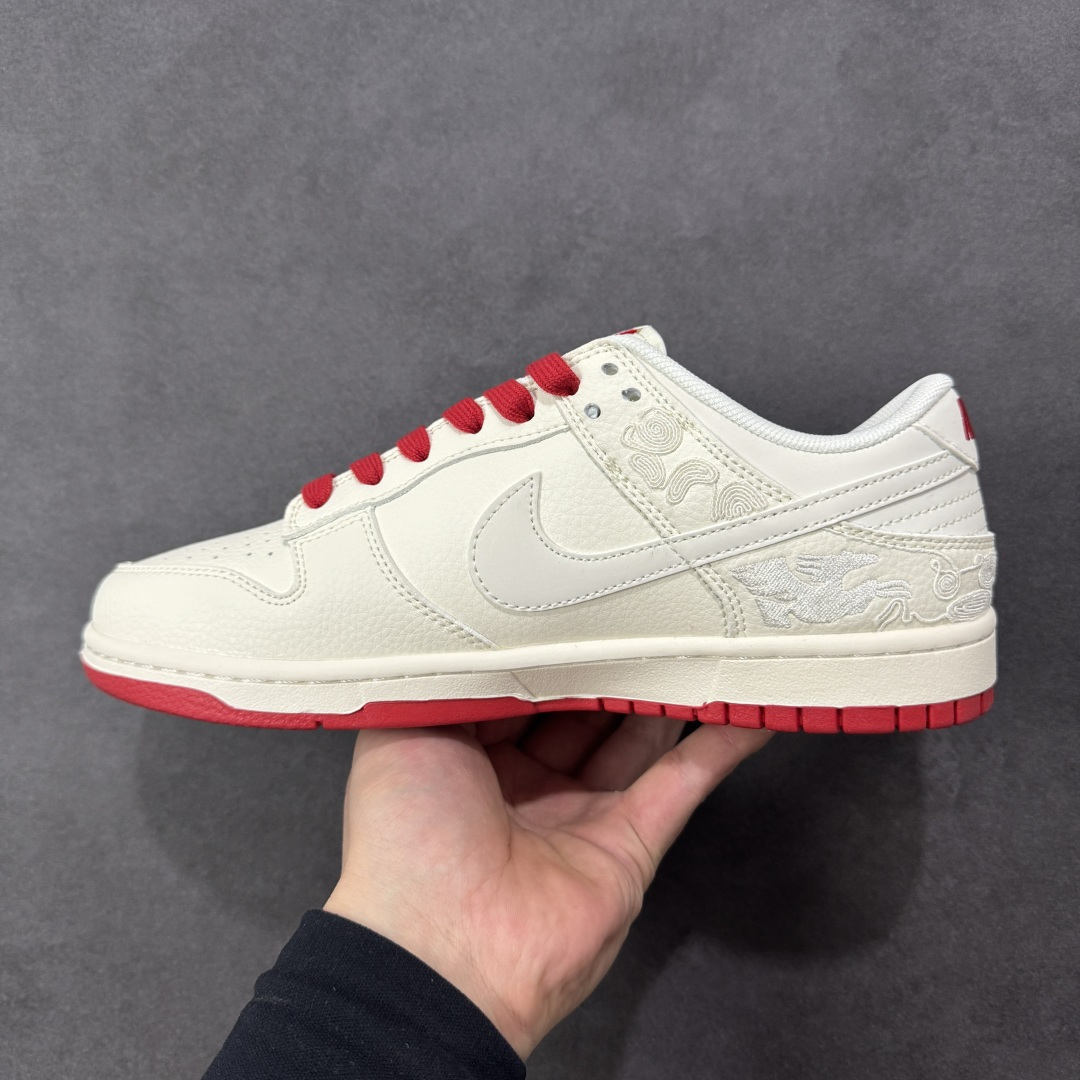 图片[2]-【定制版】NK Dunk Low 2026 丙午马年限定款 鞋身融入中式祥云暗纹刺绣（马形元素与祥云结合），搭配 “2026” 红色标识，采用白、红主调及红色鞋底，契合中国新年的简约喜庆调性，纯白基底搭配红色细节，暗纹刺绣提升了鞋款的层次感，低调中凸显生肖与新年的双重属性。祥云 + 马形暗纹采用刺绣工艺呈现，“2026” 标识与 Swoosh 以红色细节点缀，红色鞋带与鞋底形成视觉呼应，体现了简约风格下的精致细节打磨。 货号：XT6998-157 尺码： 36 36.5 37.5 38 36.5 39 40 40.5 41 42 42.5 43 44 44.5 45-选品中心