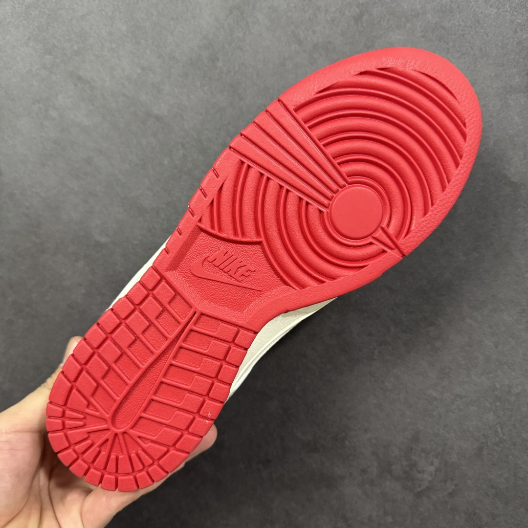 图片[9]-【定制版】NK Dunk Low 2026 丙午马年限定款 鞋身融入中式祥云暗纹刺绣（马形元素与祥云结合），搭配 “2026” 红色标识，采用白、红主调及红色鞋底，契合中国新年的简约喜庆调性，纯白基底搭配红色细节，暗纹刺绣提升了鞋款的层次感，低调中凸显生肖与新年的双重属性。祥云 + 马形暗纹采用刺绣工艺呈现，“2026” 标识与 Swoosh 以红色细节点缀，红色鞋带与鞋底形成视觉呼应，体现了简约风格下的精致细节打磨。 货号：XT6998-157 尺码： 36 36.5 37.5 38 36.5 39 40 40.5 41 42 42.5 43 44 44.5 45-选品中心