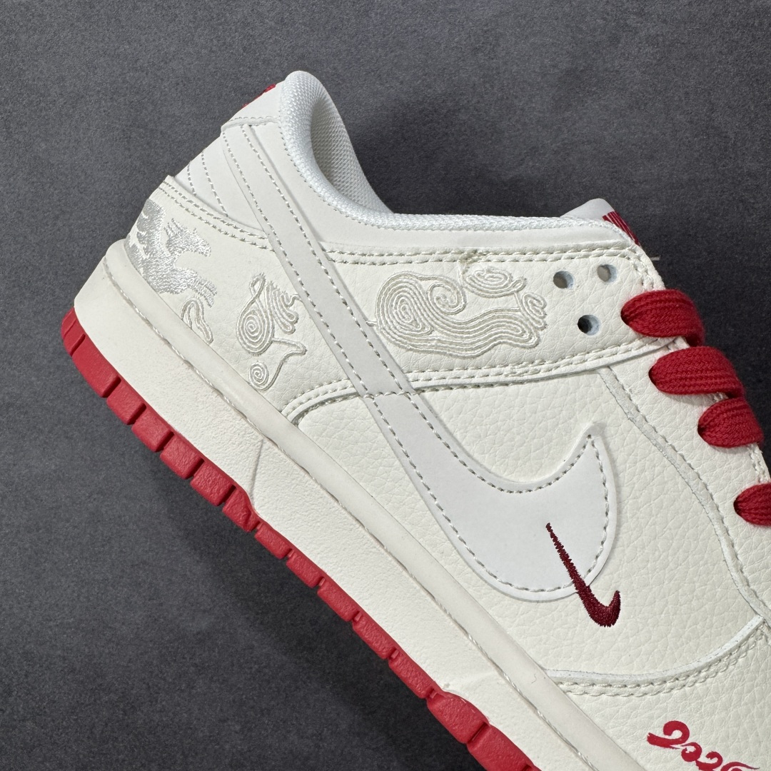 图片[6]-【定制版】NK Dunk Low 2026 丙午马年限定款 鞋身融入中式祥云暗纹刺绣（马形元素与祥云结合），搭配 “2026” 红色标识，采用白、红主调及红色鞋底，契合中国新年的简约喜庆调性，纯白基底搭配红色细节，暗纹刺绣提升了鞋款的层次感，低调中凸显生肖与新年的双重属性。祥云 + 马形暗纹采用刺绣工艺呈现，“2026” 标识与 Swoosh 以红色细节点缀，红色鞋带与鞋底形成视觉呼应，体现了简约风格下的精致细节打磨。 货号：XT6998-157 尺码： 36 36.5 37.5 38 36.5 39 40 40.5 41 42 42.5 43 44 44.5 45-选品中心