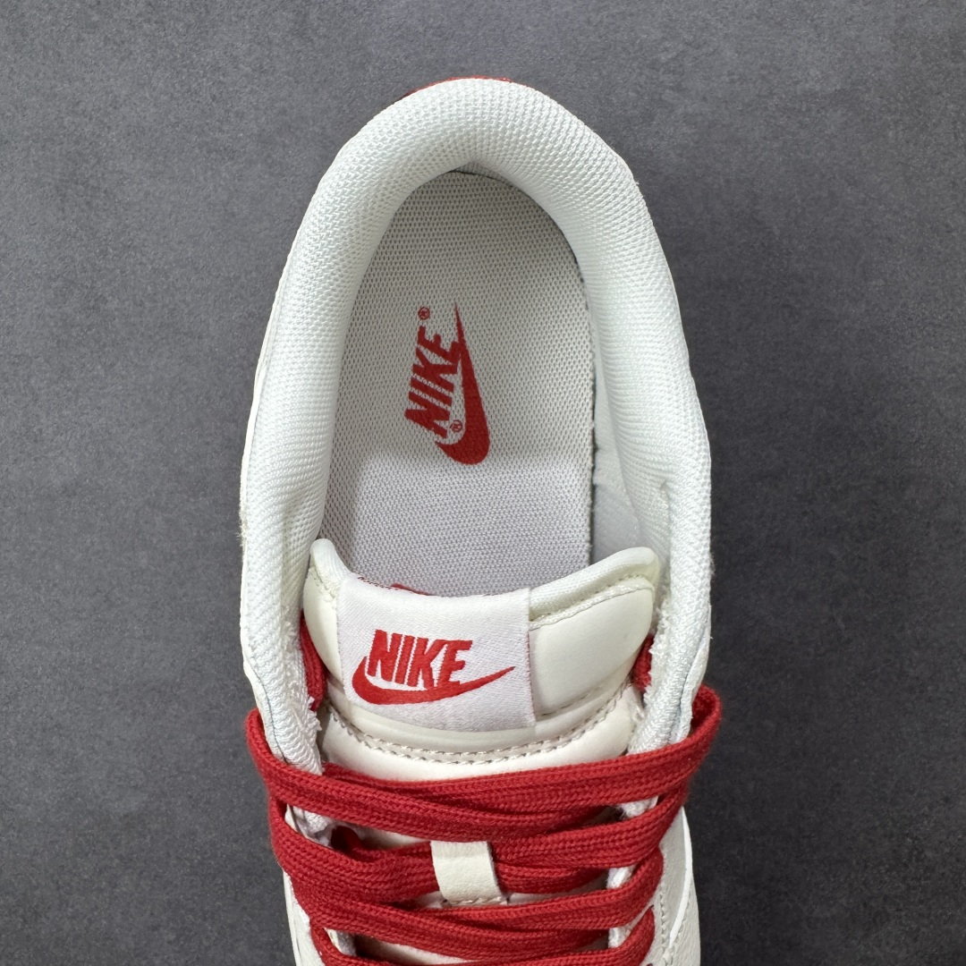 图片[7]-【定制版】NK Dunk Low 2026 丙午马年限定款 鞋身融入中式祥云暗纹刺绣（马形元素与祥云结合），搭配 “2026” 红色标识，采用白、红主调及红色鞋底，契合中国新年的简约喜庆调性，纯白基底搭配红色细节，暗纹刺绣提升了鞋款的层次感，低调中凸显生肖与新年的双重属性。祥云 + 马形暗纹采用刺绣工艺呈现，“2026” 标识与 Swoosh 以红色细节点缀，红色鞋带与鞋底形成视觉呼应，体现了简约风格下的精致细节打磨。 货号：XT6998-157 尺码： 36 36.5 37.5 38 36.5 39 40 40.5 41 42 42.5 43 44 44.5 45-选品中心