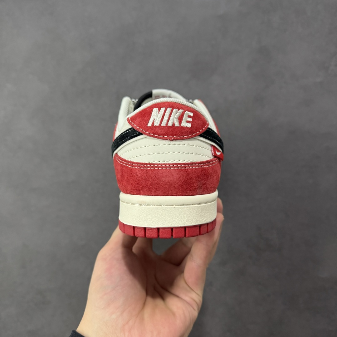 图片[4]-【定制版】NK Dunk Low 2026 丙午马年限定款 鞋身融入中式青花瓷风格的马形图案，搭配 “丙午” 纪年印章、“馬” 字标识，采用白、灰、红为主调，白灰基底搭配红色细节，青花瓷马形图案与 Swoosh 标识形成呼应，低调中兼具鲜明的生肖主题辨识度与中式文化艺术属性。青花瓷马形图案采用精细印花工艺呈现，“丙午” 纪年印章、“馬” 字标识以红色印花点缀，纹理鞋带与红白撞色鞋底强化了整体配色的协调感，体现了文化艺术风格下的细节精致度。 货号：YX5066-410 尺码： 36 36.5 37.5 38 36.5 39 40 40.5 41 42 42.5 43 44 44.5 45-选品中心