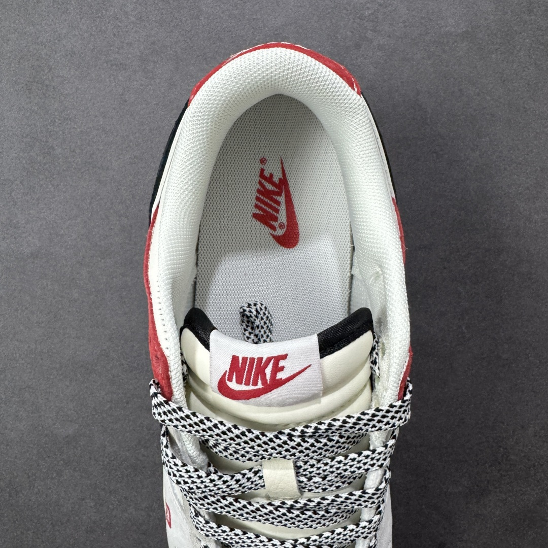 图片[7]-【定制版】NK Dunk Low 2026 丙午马年限定款 鞋身融入中式青花瓷风格的马形图案，搭配 “丙午” 纪年印章、“馬” 字标识，采用白、灰、红为主调，白灰基底搭配红色细节，青花瓷马形图案与 Swoosh 标识形成呼应，低调中兼具鲜明的生肖主题辨识度与中式文化艺术属性。青花瓷马形图案采用精细印花工艺呈现，“丙午” 纪年印章、“馬” 字标识以红色印花点缀，纹理鞋带与红白撞色鞋底强化了整体配色的协调感，体现了文化艺术风格下的细节精致度。 货号：YX5066-410 尺码： 36 36.5 37.5 38 36.5 39 40 40.5 41 42 42.5 43 44 44.5 45-选品中心