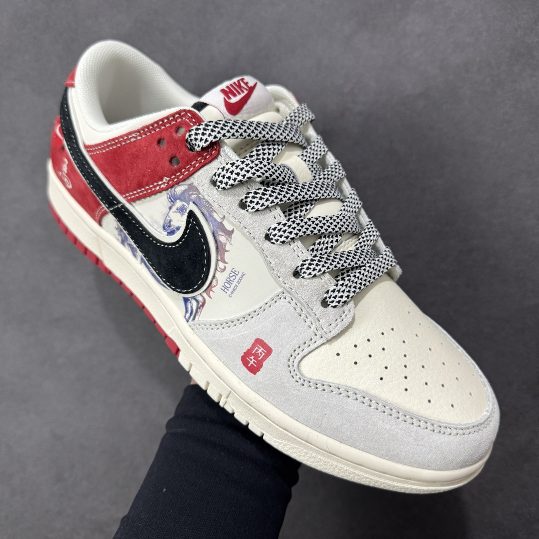 图片[3]-【定制版】NK Dunk Low 2026 丙午马年限定款 鞋身融入中式青花瓷风格的马形图案，搭配 “丙午” 纪年印章、“馬” 字标识，采用白、灰、红为主调，白灰基底搭配红色细节，青花瓷马形图案与 Swoosh 标识形成呼应，低调中兼具鲜明的生肖主题辨识度与中式文化艺术属性。青花瓷马形图案采用精细印花工艺呈现，“丙午” 纪年印章、“馬” 字标识以红色印花点缀，纹理鞋带与红白撞色鞋底强化了整体配色的协调感，体现了文化艺术风格下的细节精致度。 货号：YX5066-410 尺码： 36 36.5 37.5 38 36.5 39 40 40.5 41 42 42.5 43 44 44.5 45-选品中心