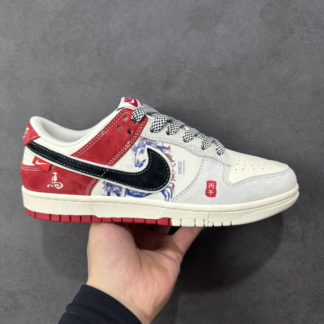 【定制版】NK Dunk Low 2026 丙午马年限定款 鞋身融入中式青花瓷风格的马形图案，搭配 “丙午” 纪年印章、“馬” 字标识，采用白、灰、红为主调，白灰基底搭配红色细节，青花瓷马形图案与 Swoosh 标识形成呼应，低调中兼具鲜明的生肖主题辨识度与中式文化艺术属性。青花瓷马形图案采用精细印花工艺呈现，“丙午” 纪年印章、“馬” 字标识以红色印花点缀，纹理鞋带与红白撞色鞋底强化了整体配色的协调感，体现了文化艺术风格下的细节精致度。 货号：YX5066-410 尺码： 36 36.5 37.5 38 36.5 39 40 40.5 41 42 42.5 43 44 44.5 45-选品中心