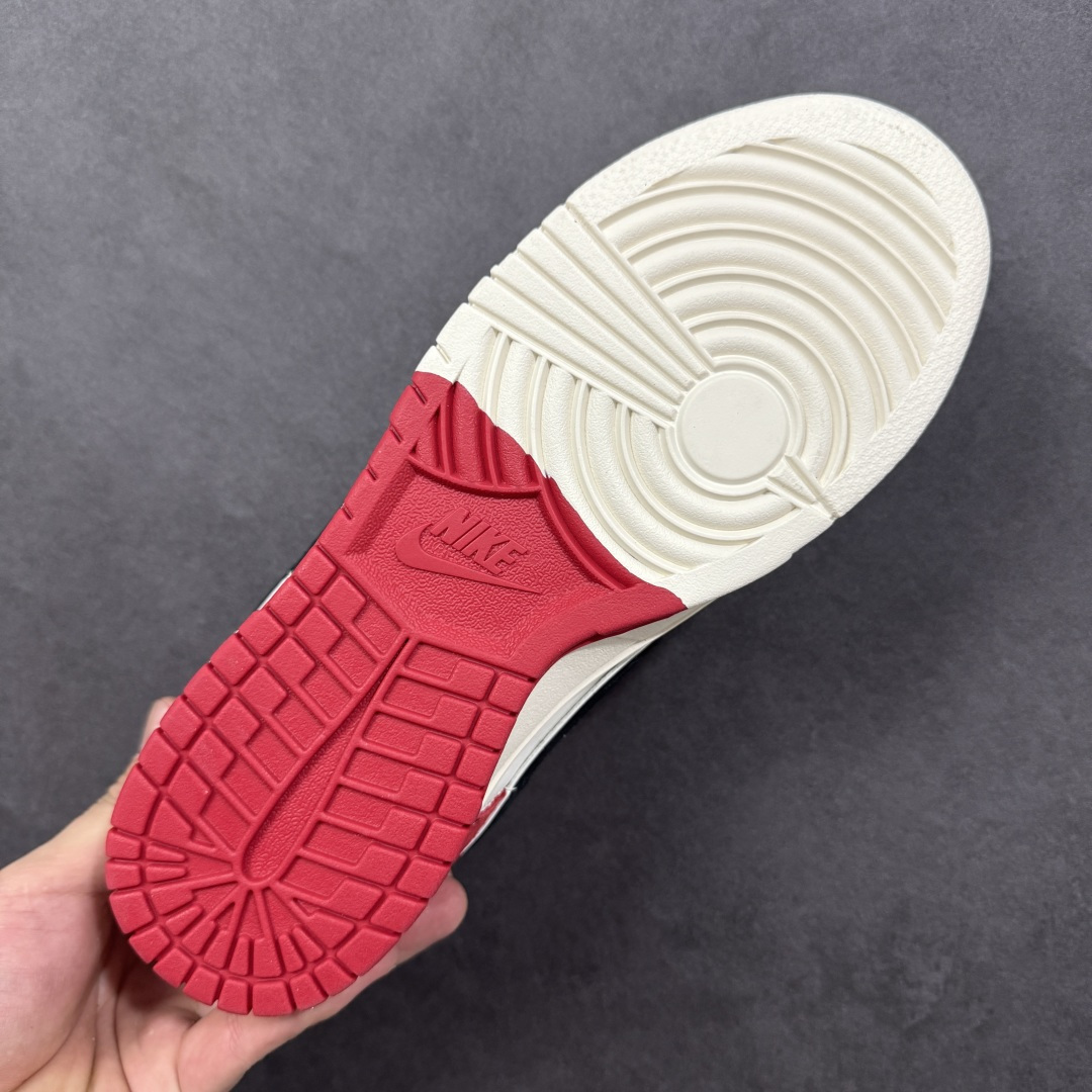 图片[9]-【定制版】NK Dunk Low 2026 丙午马年限定款 鞋身融入中式青花瓷风格的马形图案，搭配 “丙午” 纪年印章、“馬” 字标识，采用白、灰、红为主调，白灰基底搭配红色细节，青花瓷马形图案与 Swoosh 标识形成呼应，低调中兼具鲜明的生肖主题辨识度与中式文化艺术属性。青花瓷马形图案采用精细印花工艺呈现，“丙午” 纪年印章、“馬” 字标识以红色印花点缀，纹理鞋带与红白撞色鞋底强化了整体配色的协调感，体现了文化艺术风格下的细节精致度。 货号：YX5066-410 尺码： 36 36.5 37.5 38 36.5 39 40 40.5 41 42 42.5 43 44 44.5 45-选品中心