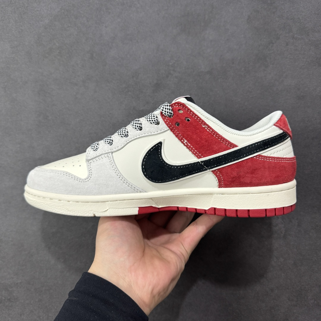 图片[2]-【定制版】NK Dunk Low 2026 丙午马年限定款 鞋身融入中式青花瓷风格的马形图案，搭配 “丙午” 纪年印章、“馬” 字标识，采用白、灰、红为主调，白灰基底搭配红色细节，青花瓷马形图案与 Swoosh 标识形成呼应，低调中兼具鲜明的生肖主题辨识度与中式文化艺术属性。青花瓷马形图案采用精细印花工艺呈现，“丙午” 纪年印章、“馬” 字标识以红色印花点缀，纹理鞋带与红白撞色鞋底强化了整体配色的协调感，体现了文化艺术风格下的细节精致度。 货号：YX5066-410 尺码： 36 36.5 37.5 38 36.5 39 40 40.5 41 42 42.5 43 44 44.5 45-选品中心